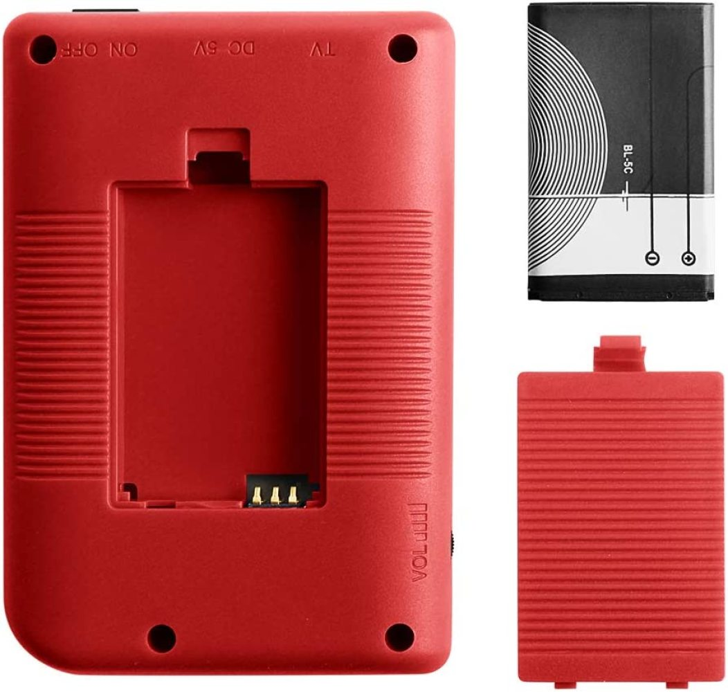 Rückseite einer roten Handheld-Spielkonsole, Akku und Akkudeckel sind abgebildet. Der Akku ist schwarz-weiß, der Deckel rot.