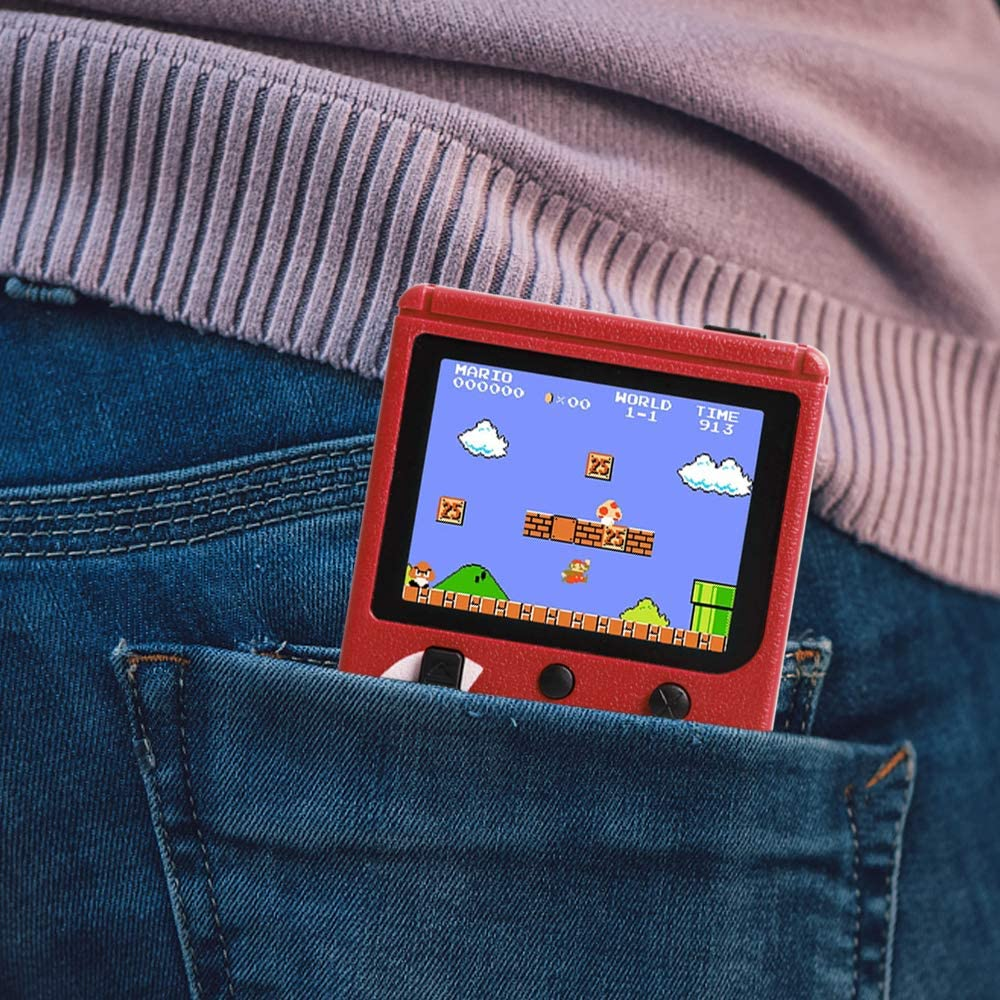Eine rote Handheld-Konsole, die Super Mario Bros. spielt, befindet sich in einer Jeanstasche. Die Person trägt einen grauen Pullover.