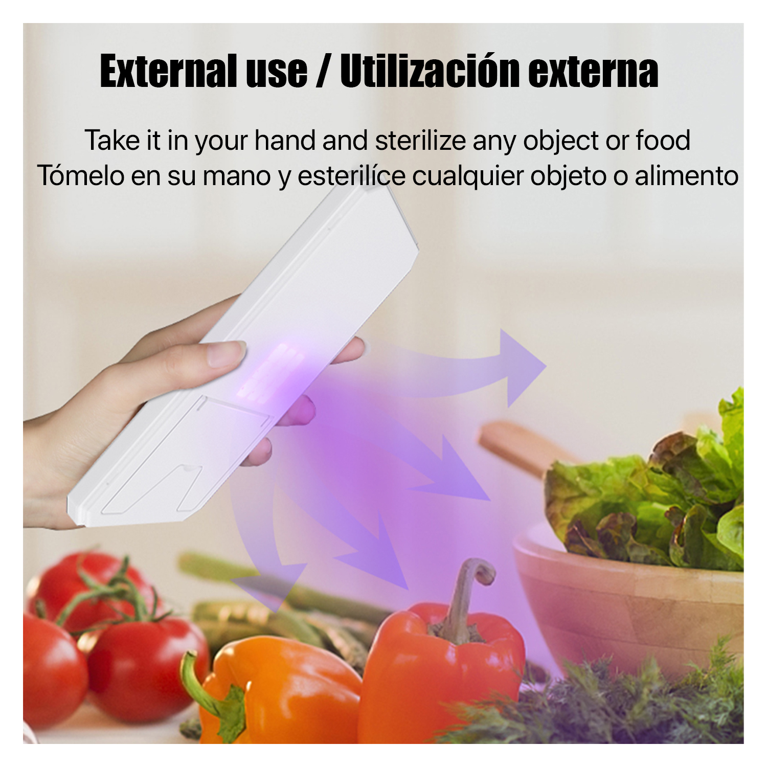 Una mano che tiene un dispositivo di sterilizzazione sopra le verdure. Pomodori, peperoni e lattuga in una ciotola sono visibili.