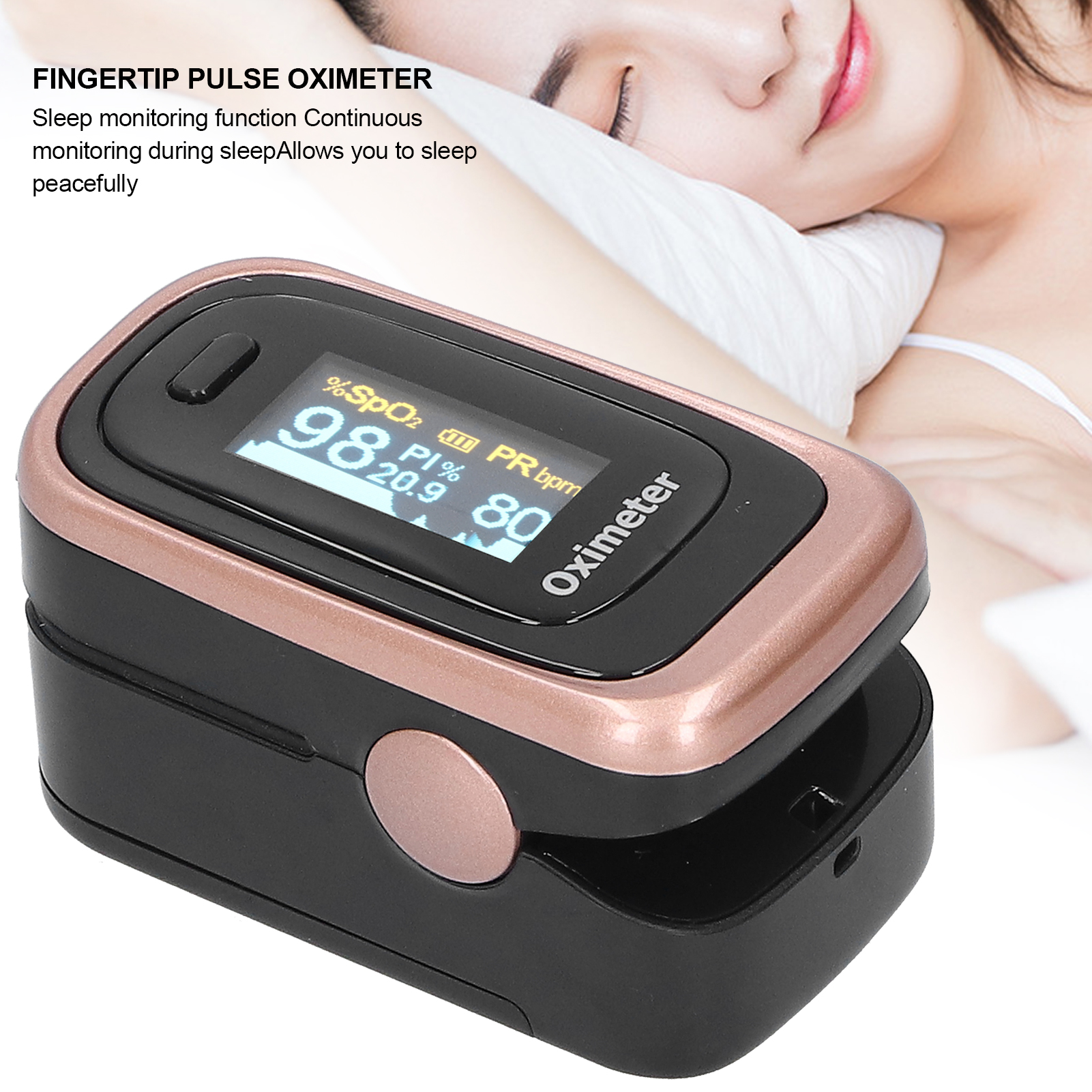 Ein Fingerpulsoximeter an einem Finger, das SpO2 und Pulsfrequenz anzeigt. Im Hintergrund schläft eine Person.