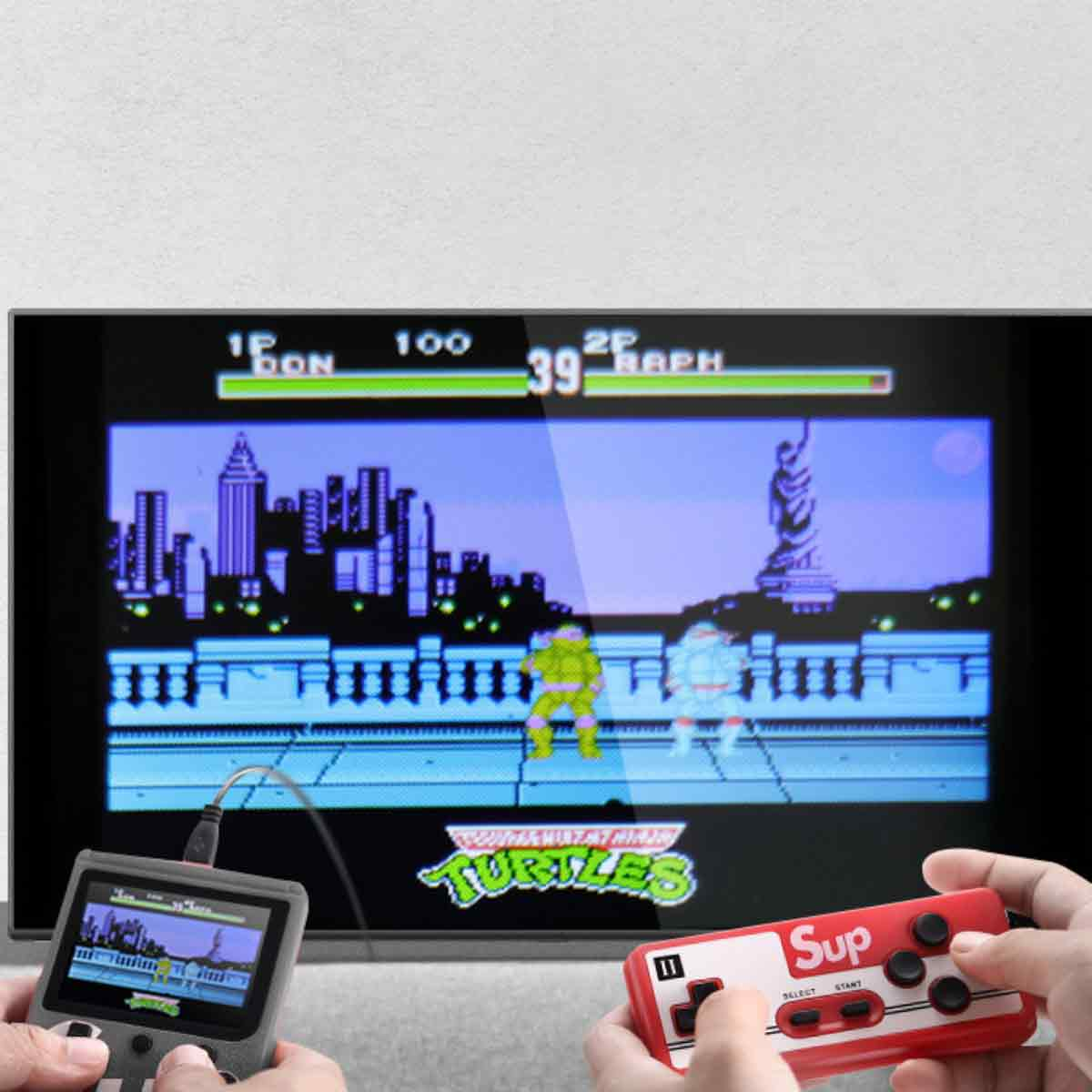 Eine Person spielt ein Retro-Videospiel. Der Bildschirm zeigt ein Teenage Mutant Ninja Turtles-Spiel mit zwei Controllern.