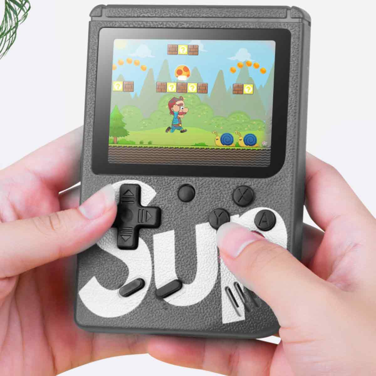Eine graue Handheld-Konsole zeigt ein Spiel. Hände halten die Konsole. Der Bildschirm zeigt ein pixeliges Spiel mit einer laufenden Figur.