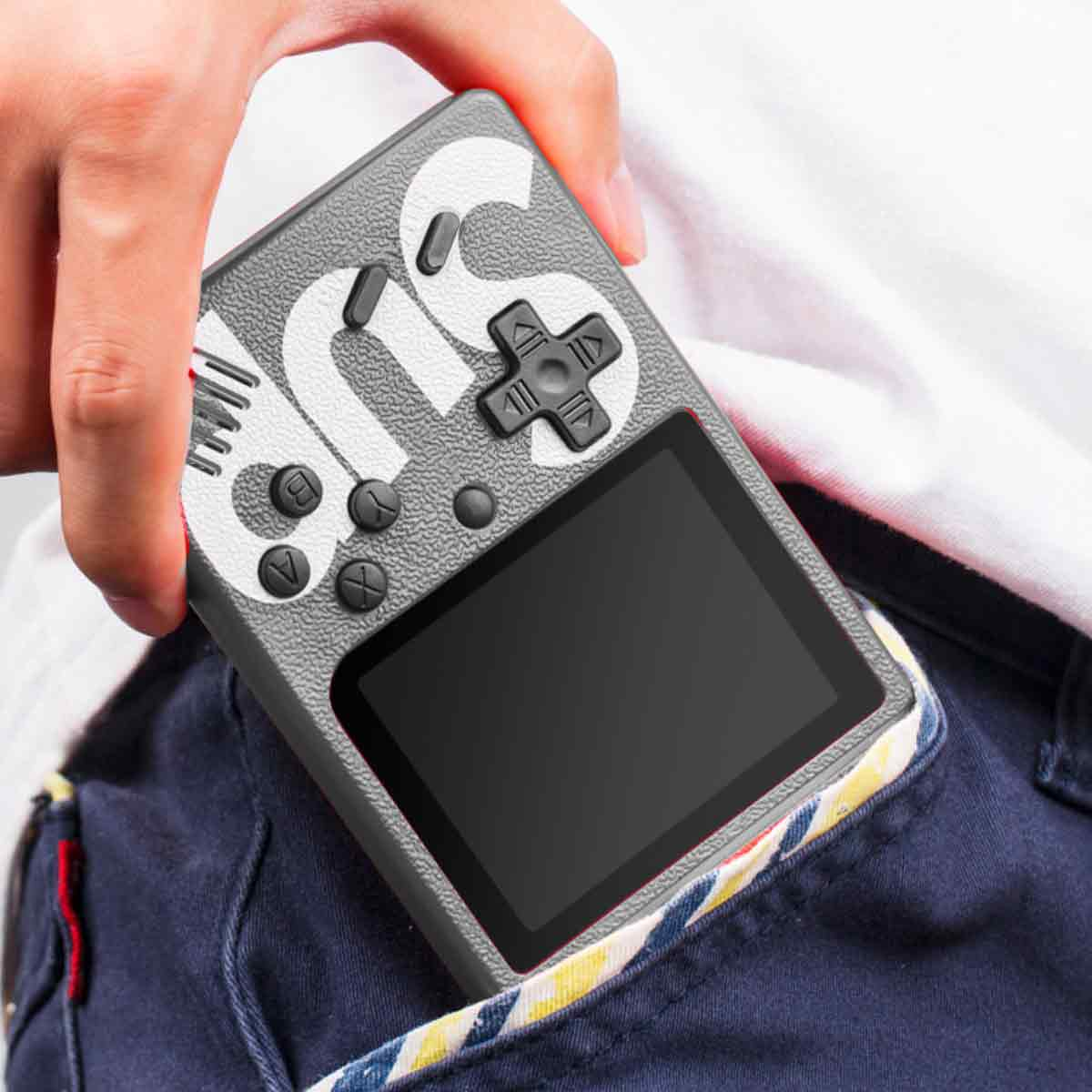 Eine Hand hält eine graue Handheld-Konsole. Die Konsole hat weiße Buchstaben, einen schwarzen Bildschirm und steckt teilweise in einer Tasche.