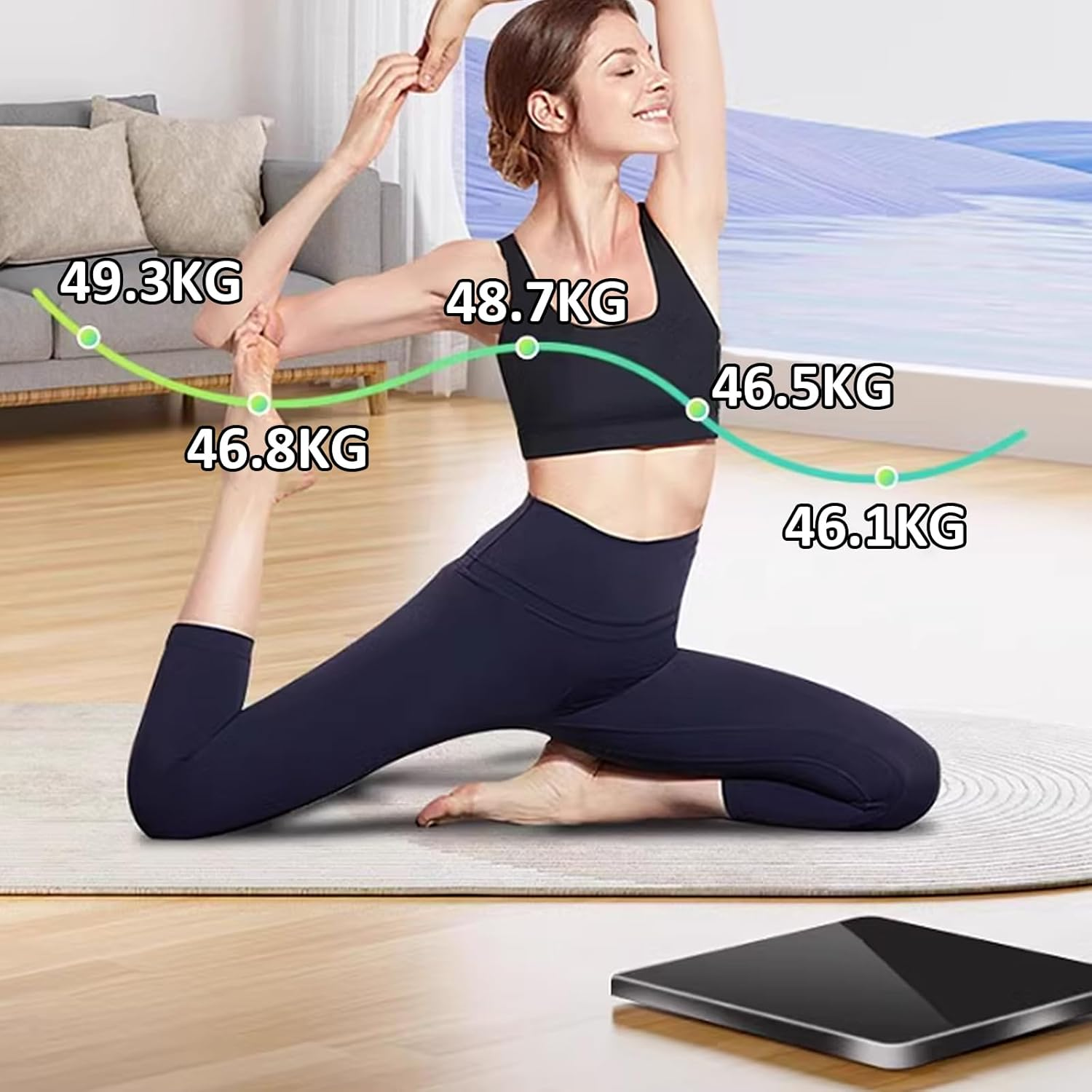 Eine Frau in Yoga-Pose mit überlagerten Gewichtswerten. Eine Waage befindet sich im Vordergrund. Der Hintergrund umfasst Sofa und eine dekorative Wand.