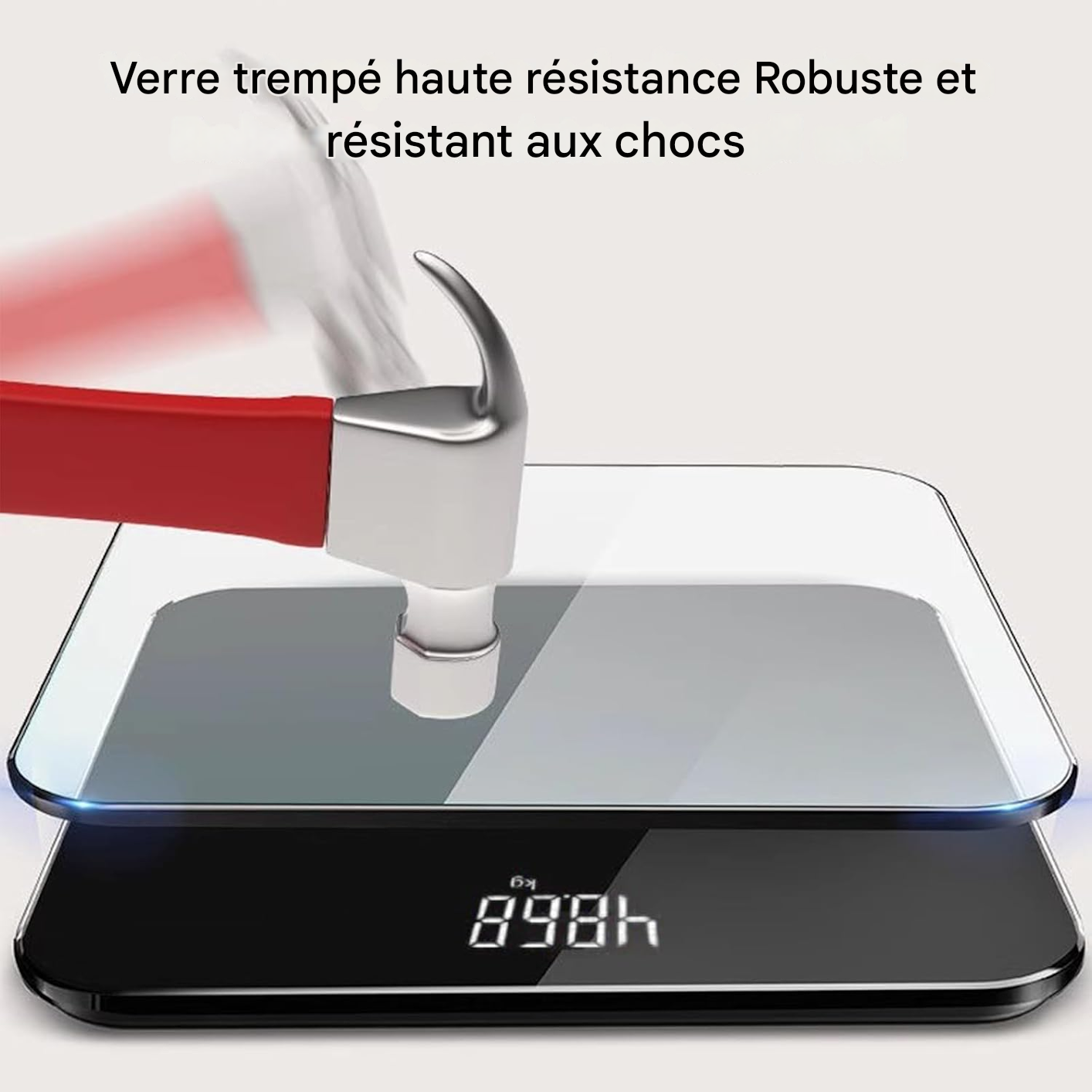 Ein Hammer schlägt auf eine Glasoberfläche auf einer schwarzen Digitalwaage. Die Waage zeigt das Gewicht an, und Text oben lautet 'Tempered glass'.