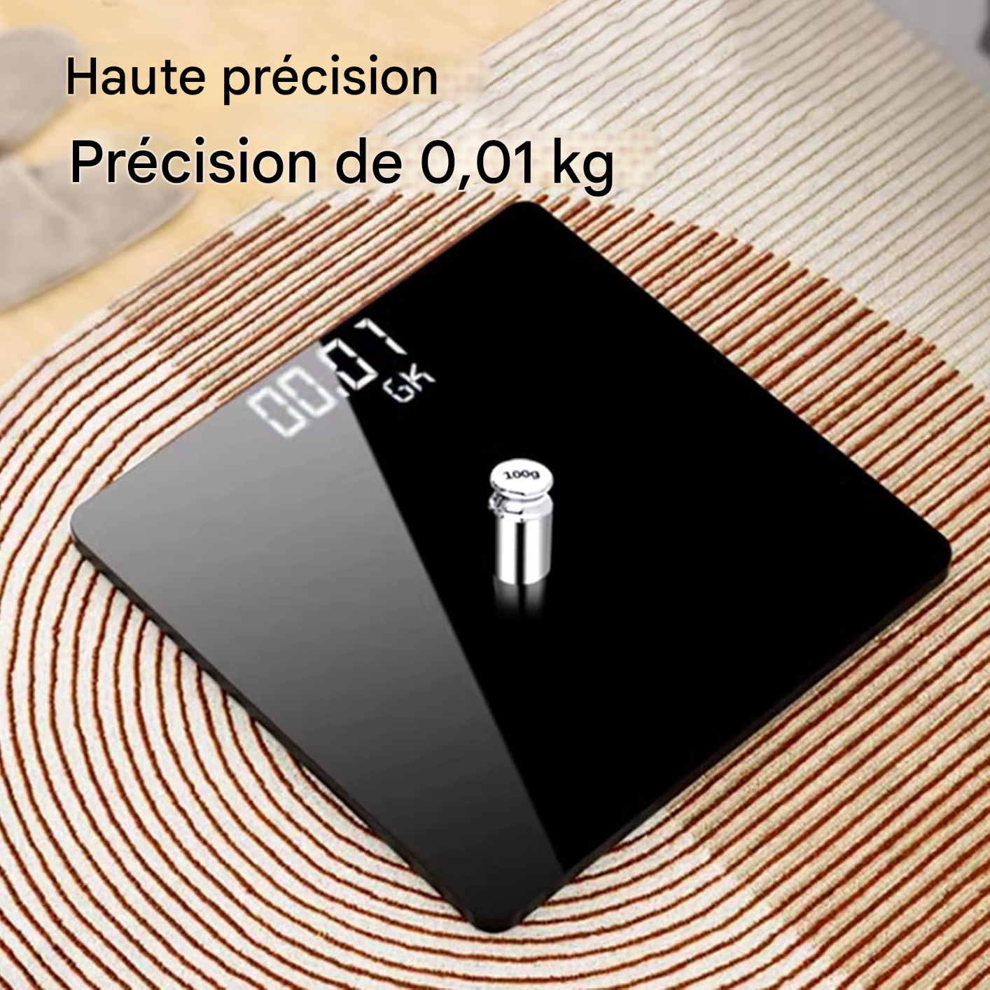 Schwarze Digitalwaage mit einem Gewicht oben. Die Waage zeigt 00,01 kg an. Sie steht auf einer gemusterten Oberfläche. Text oben sagt 'Hohe Präzision'.