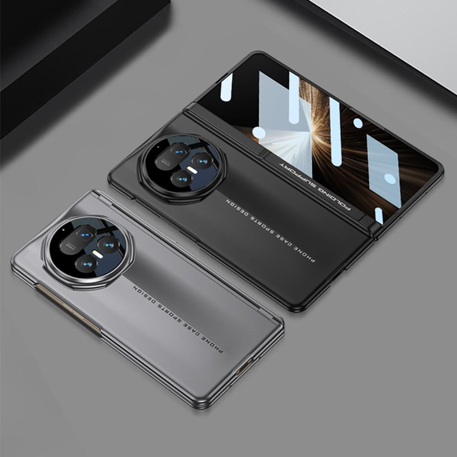 Zwei faltbare Smartphones auf grauer Oberfläche. Eines geöffnet, eines geschlossen. Beide haben schwarze Kameramodule und den Text 'PHONE CASE SPORTS DESIGN'.