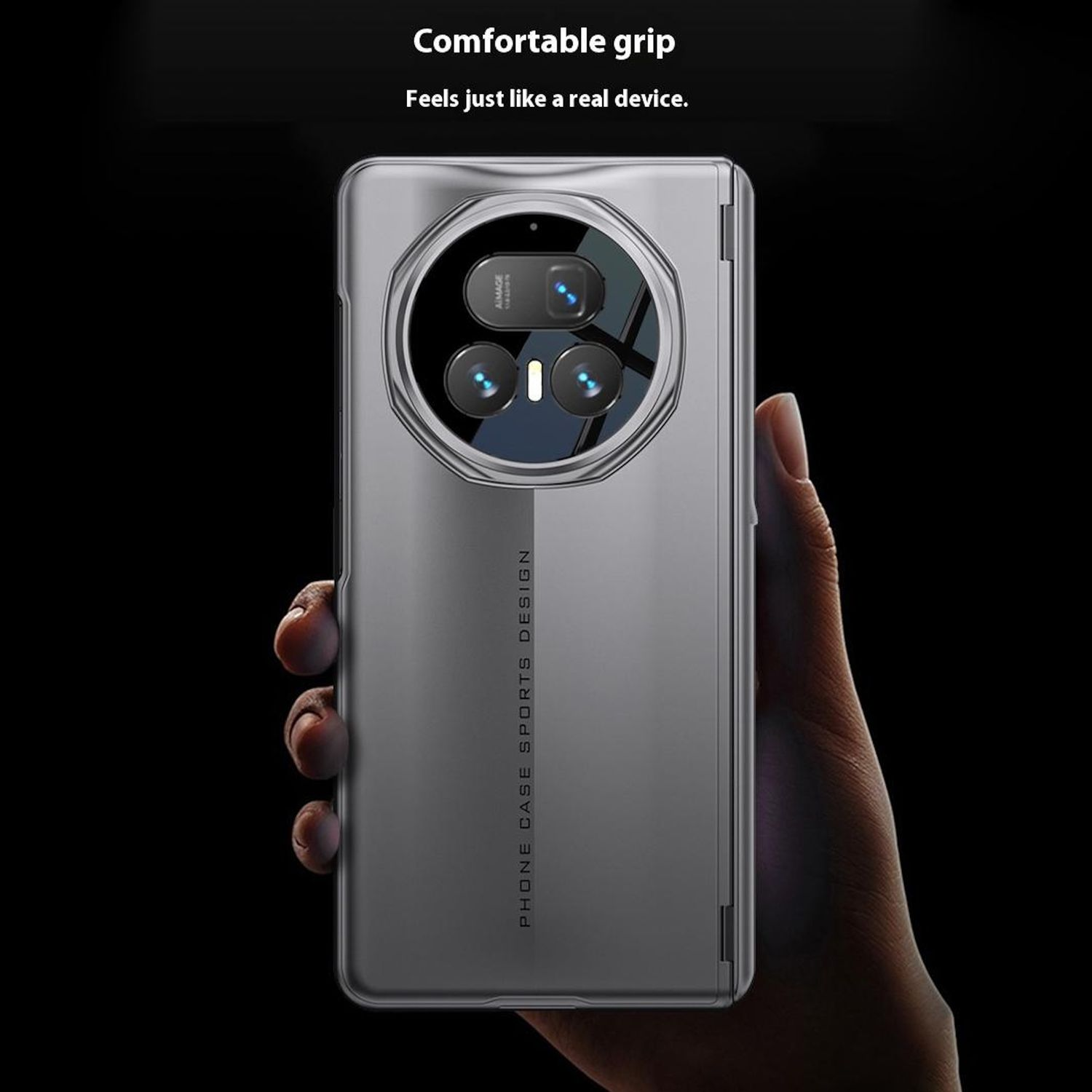 Eine Handyhülle in der Hand. Sie hat ein großes Kameramodul. Die Hülle ist grau mit dem Text Phone Case Sports Design.