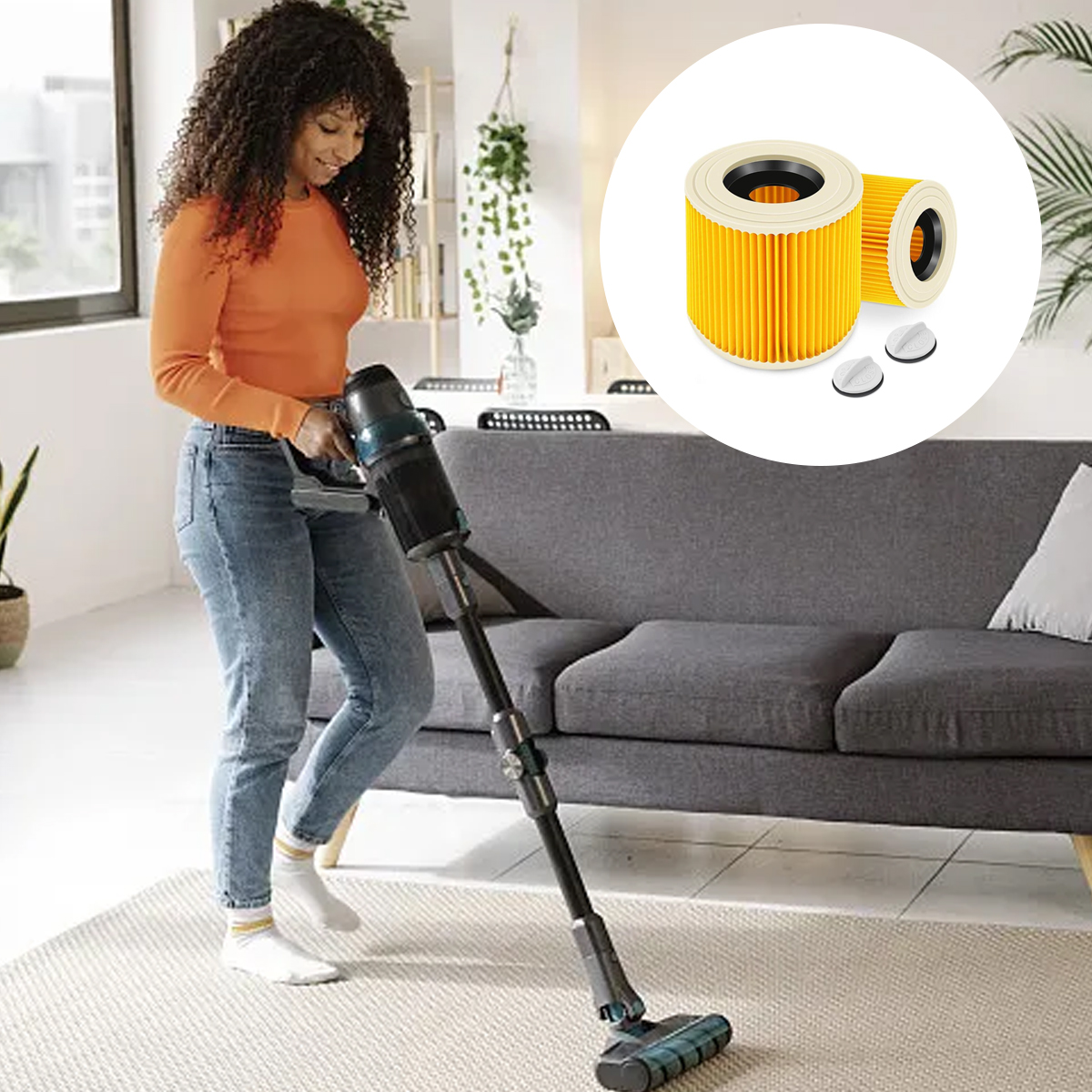 Frau, die einen Teppich saugt. Sie trägt ein orangefarbenes Oberteil und Jeans. Gelbe Filter und Sofa im Hintergrund.
