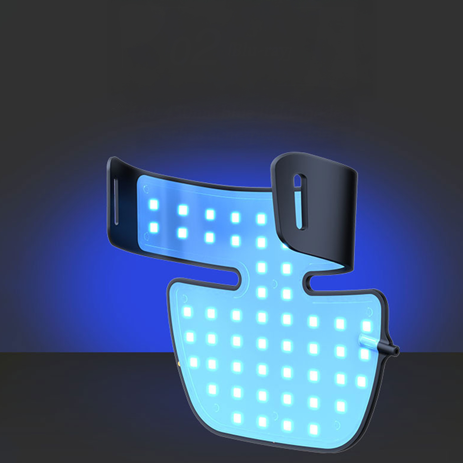 Una maschera a luce LED blu con molte piccole luci bianche. La maschera è nera e ha una forma curva, con uno sfondo scuro.