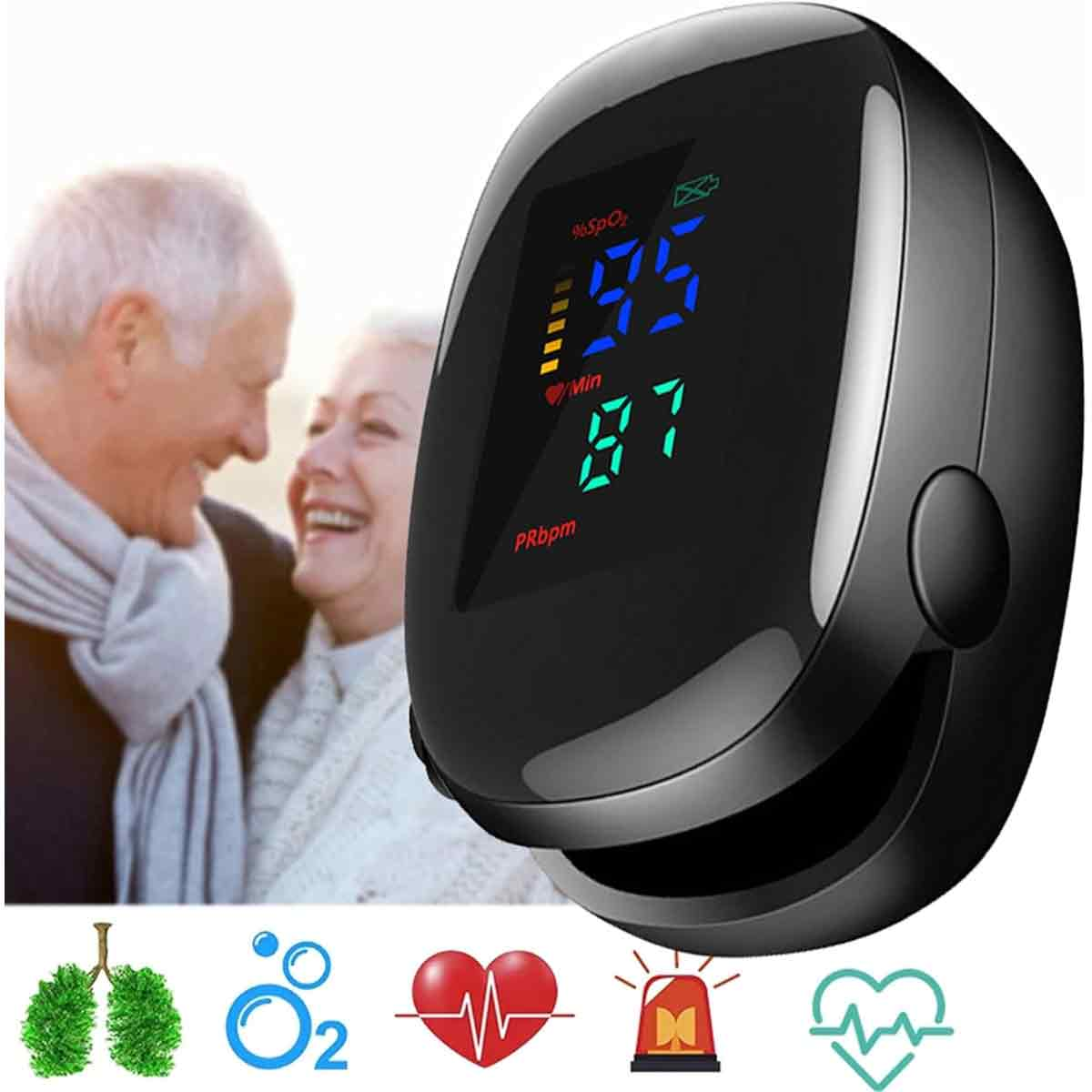 Ein Pulsoximeter zeigt Messwerte an. Im Hintergrund zwei lächelnde ältere Menschen. Symbole von Lungen, Sauerstoff, Herz, Alarm und Herzschlag.