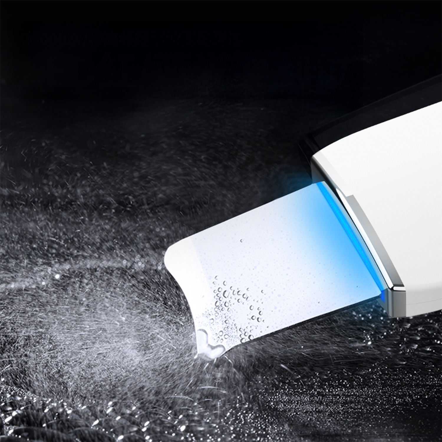Uno strumento di bellezza bianco e argento con luce blu che emette e spruzza goccioline d'acqua su una superficie nera.