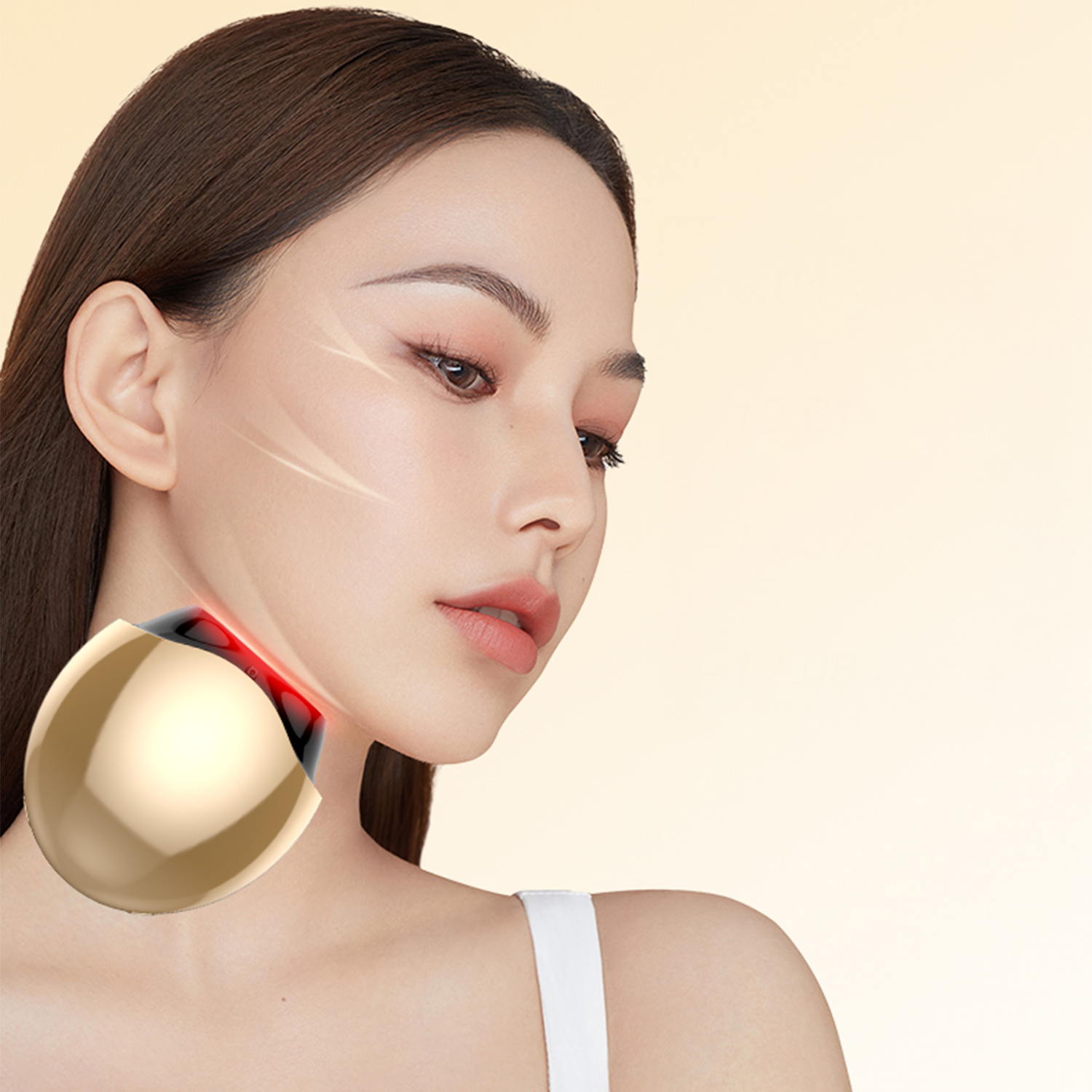Una mujer con cabello castaño y piel clara. Un dispositivo dorado se coloca en su cuello, sugiriendo un tratamiento de belleza. Fondo beige.