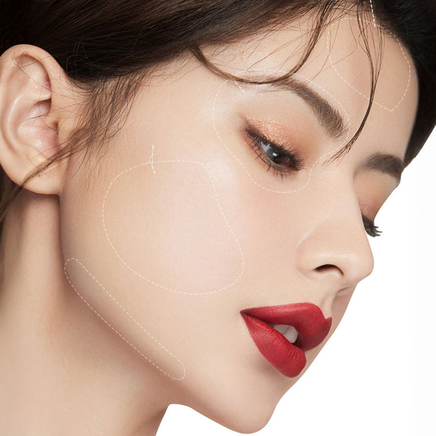 Il viso di una donna con rossetto rosso, trucco occhi e pelle chiara, con linee tratteggiate sul viso.