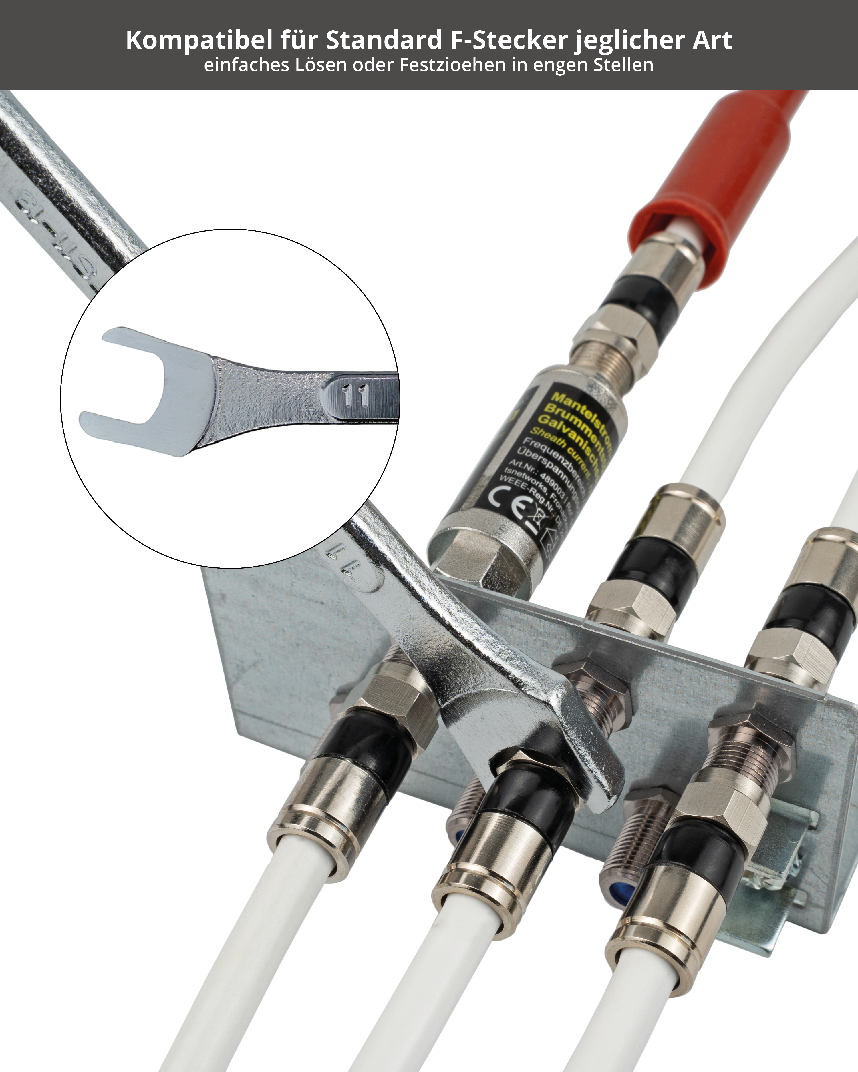 Ein Schraubenschlüssel wird zum Festziehen eines Kabelanschlusses verwendet. Kabel und eine Metallplatte sind sichtbar. Der Hintergrund ist weiß.