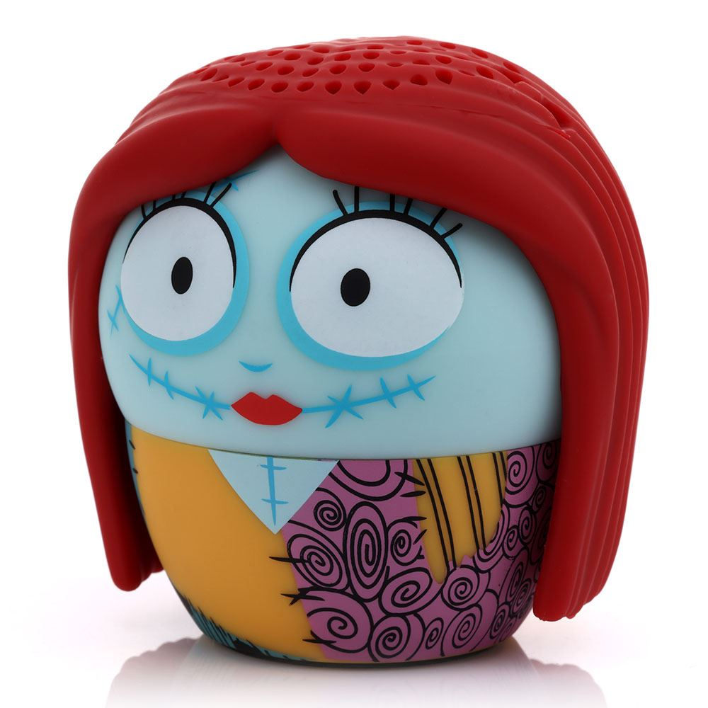 Una figura di Sally da The Nightmare Before Christmas. Ha capelli rossi, viso azzurro chiaro e un vestito con spirali e cuciture.
