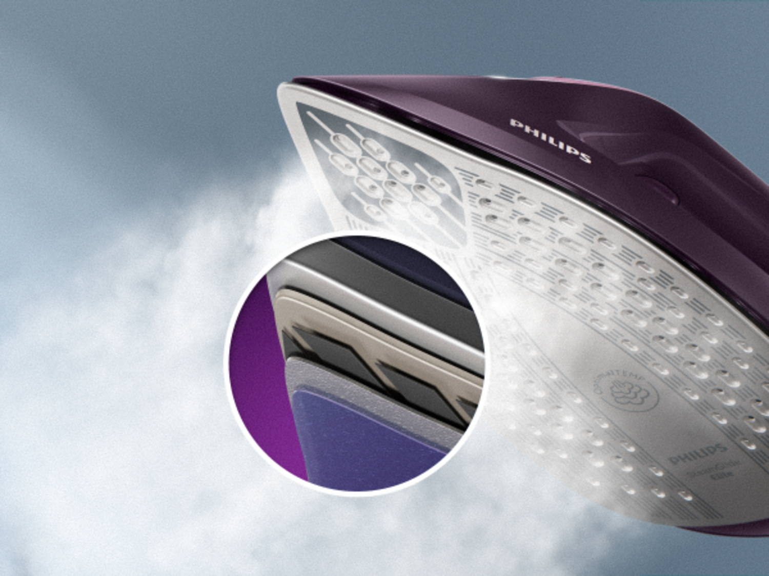 Gros plan d'un fer à repasser violet avec une base blanche. Un encart circulaire montre les couches de la semelle du fer. Vapeur visible.