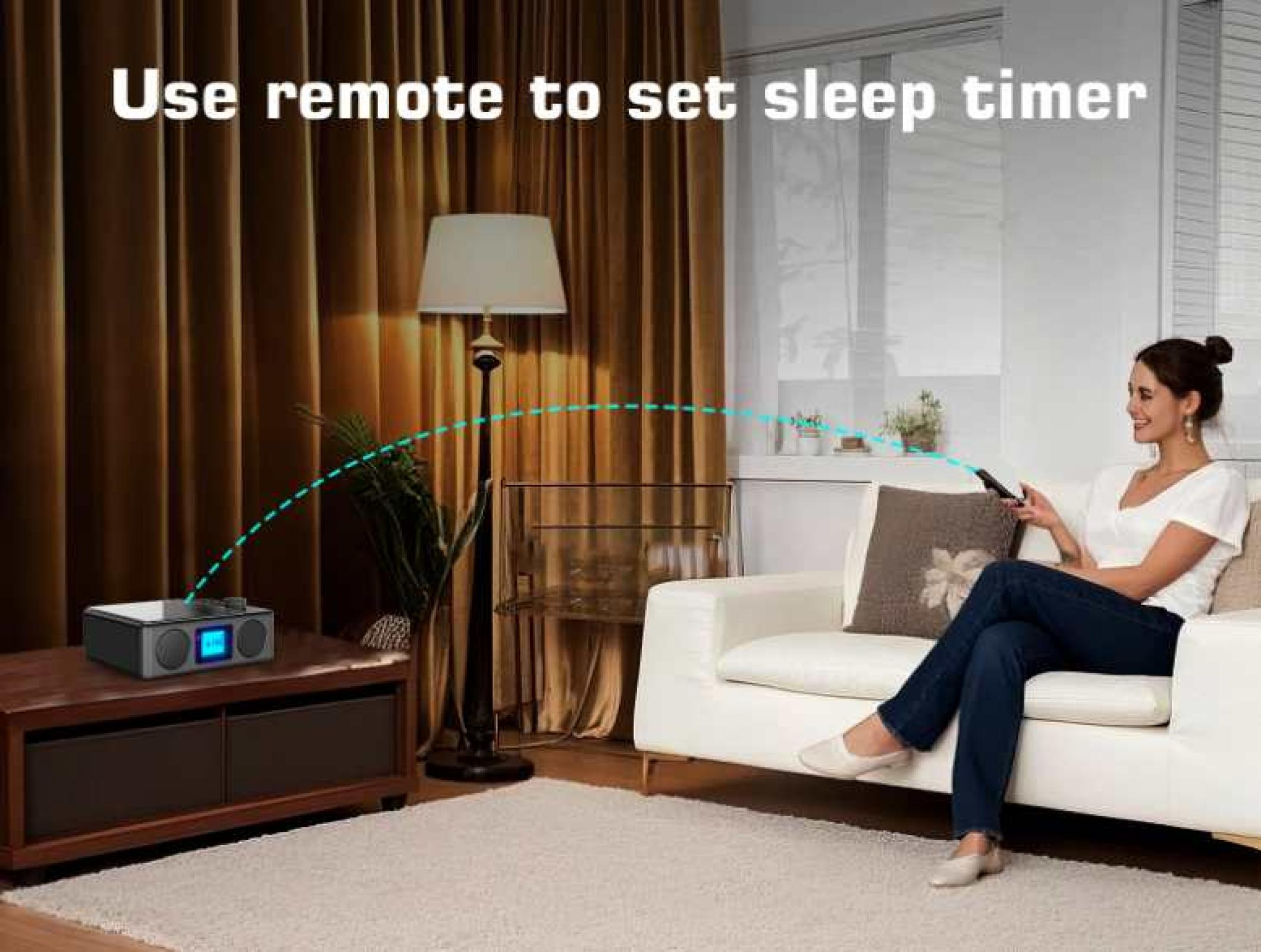 Eine Frau benutzt eine Fernbedienung, um einen Sleep-Timer an einer Stereoanlage einzustellen. Die Szene ist drinnen, mit Lampe, Sofa und Vorhängen.