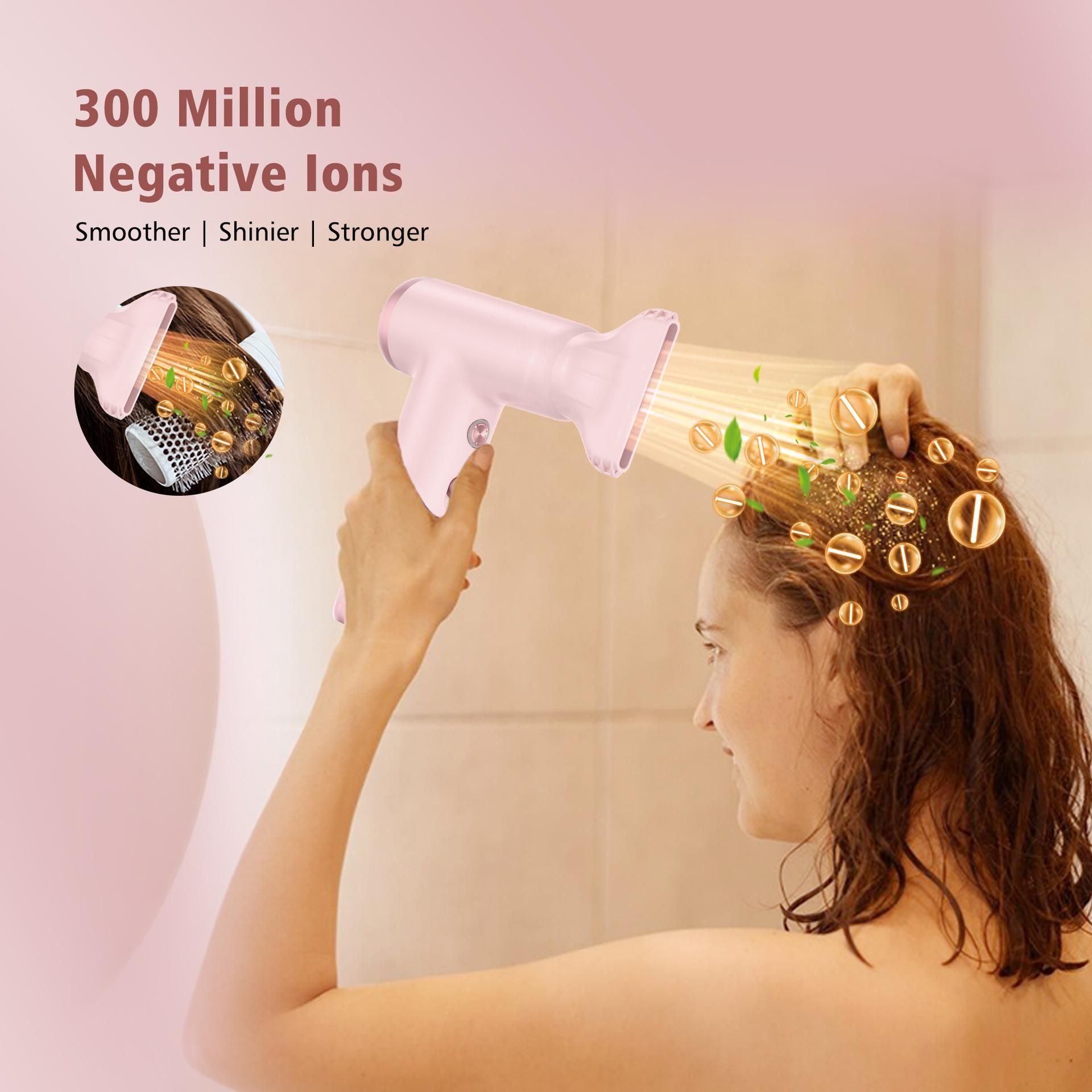 Eine Frau benutzt einen rosa Haartrockner. Das Bild zeigt den Trockner und das Haar der Frau mit Goldpartikeln.