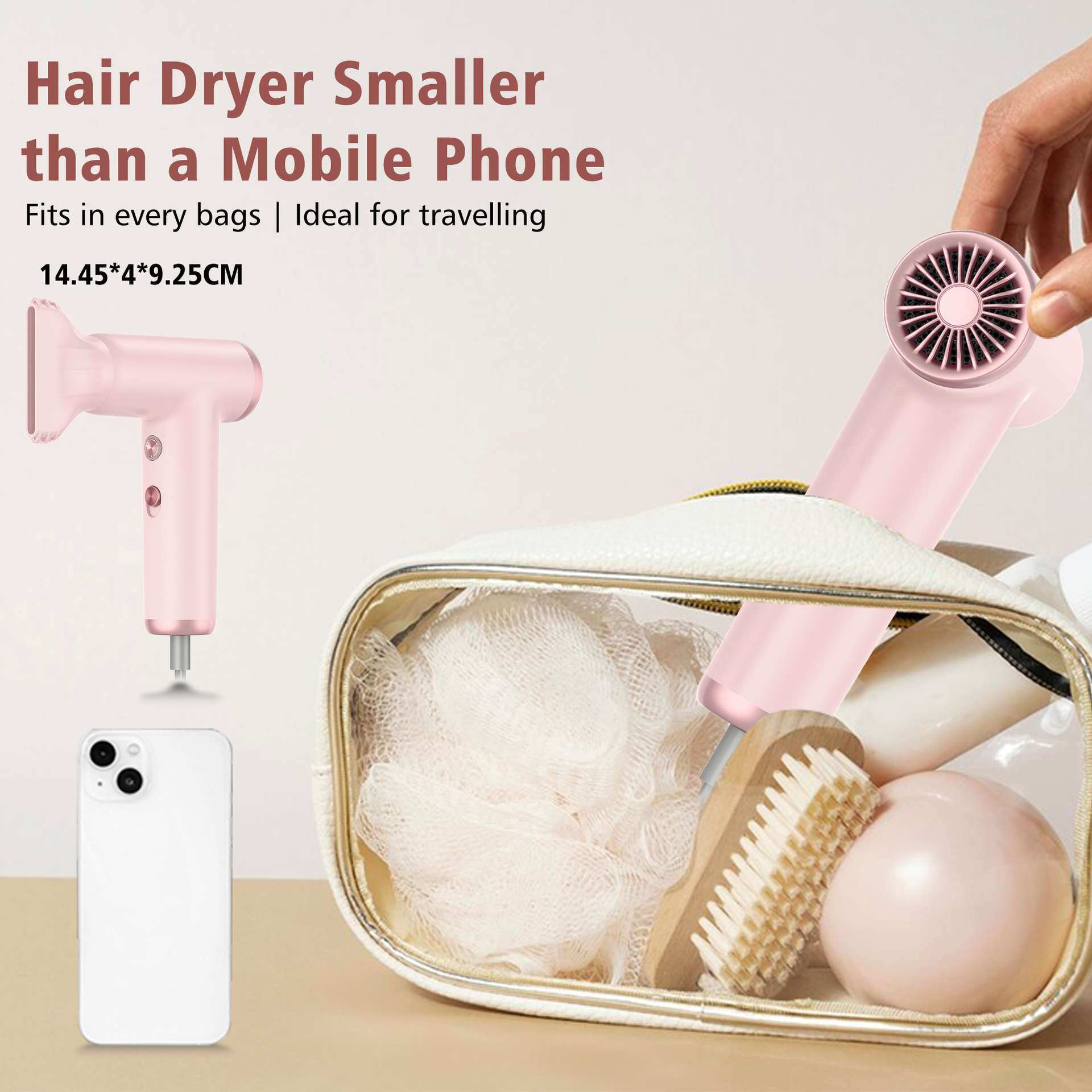 Ein pinkfarbener Haartrockner, kleiner als ein Telefon, neben einer transparenten Tasche mit Badartikeln.