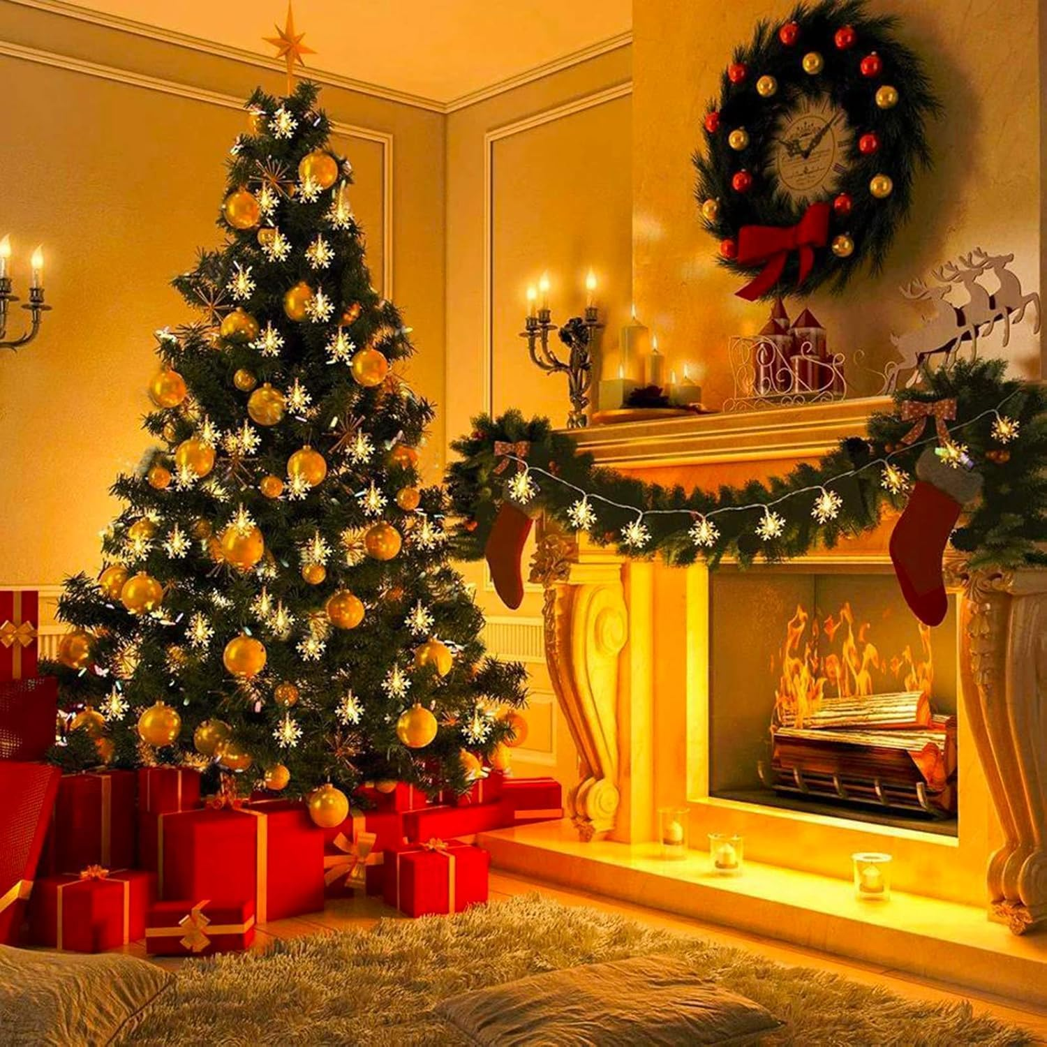 Ein geschmückter Weihnachtsbaum steht neben einem Kamin. Geschenke liegen unter dem Baum. Ein Kranz und eine Uhr sind über dem Kamin.