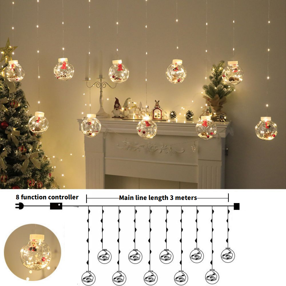Lichterketten mit durchsichtigen Kugeldekorationen hängen vor einem Kamin. Weihnachtsbaum links. Zeichnung der Lichter.