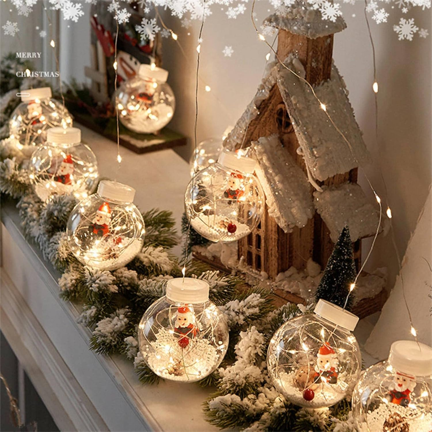 Weihnachtsszene mit Lichterketten, einem kleinen Haus und grünem Girlande. Ornamente enthalten eine Weihnachtsmannfigur und Lichter.