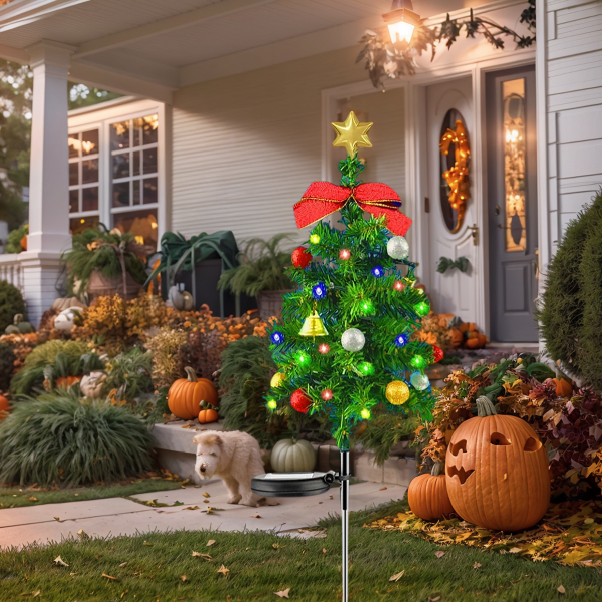 Ein geschmückter Weihnachtsbaum steht in einem Garten mit Kürbissen und einem Hund. Im Hintergrund ein Haus mit beleuchteter Tür.