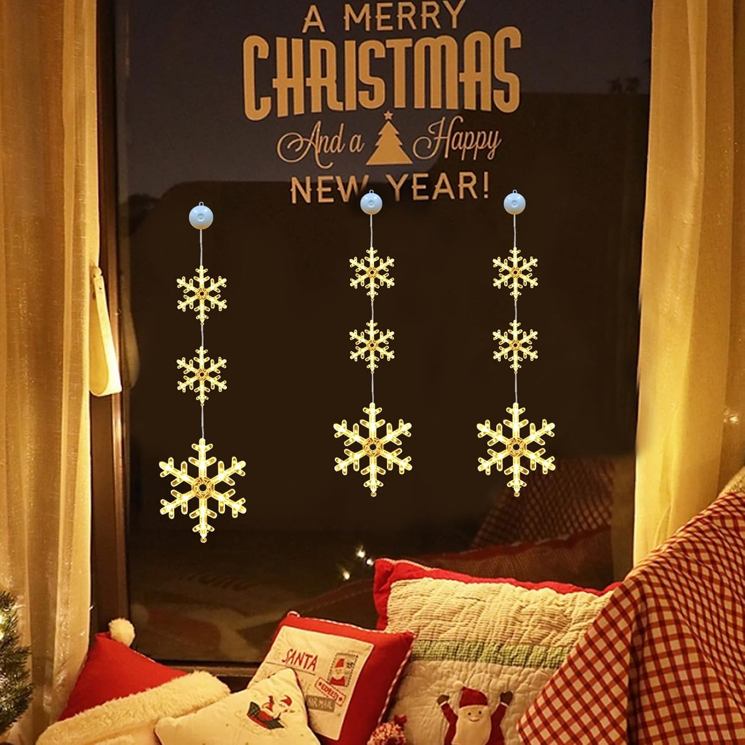 Weihnachtsszene mit Schneeflocken-Dekorationen vor einem Fenster. Kissen und ein Weihnachtsmannhut im Vordergrund.