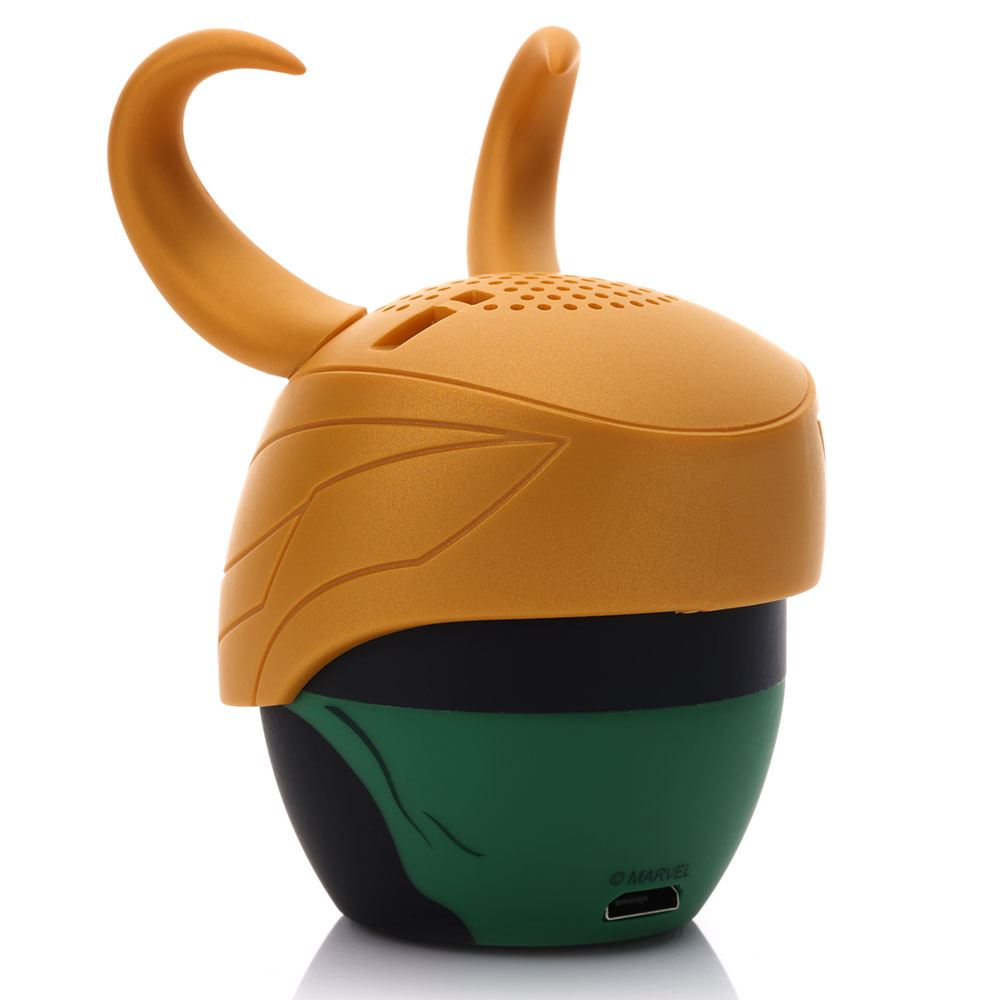 Un altoparlante a tema Loki. Ha la forma dell'elmo di Loki, con corna gialle e una base verde e nera. Il logo Marvel è visibile.