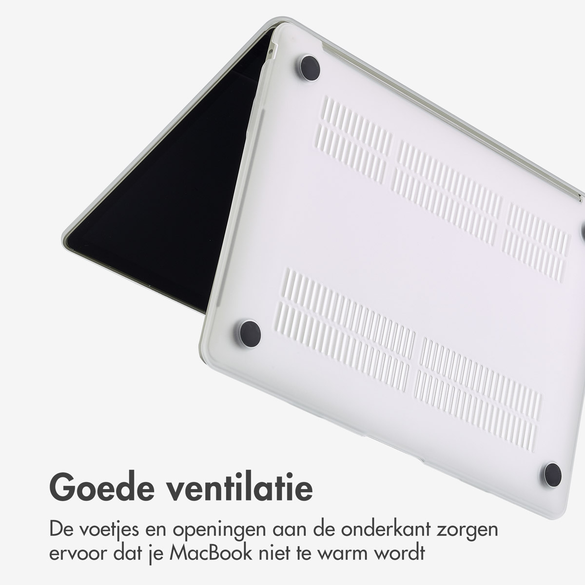 Una funda blanca para portátil con orificios de ventilación y patas negras. La pantalla del portátil está abierta y negra. Texto abajo: 'Buena ventilación'.