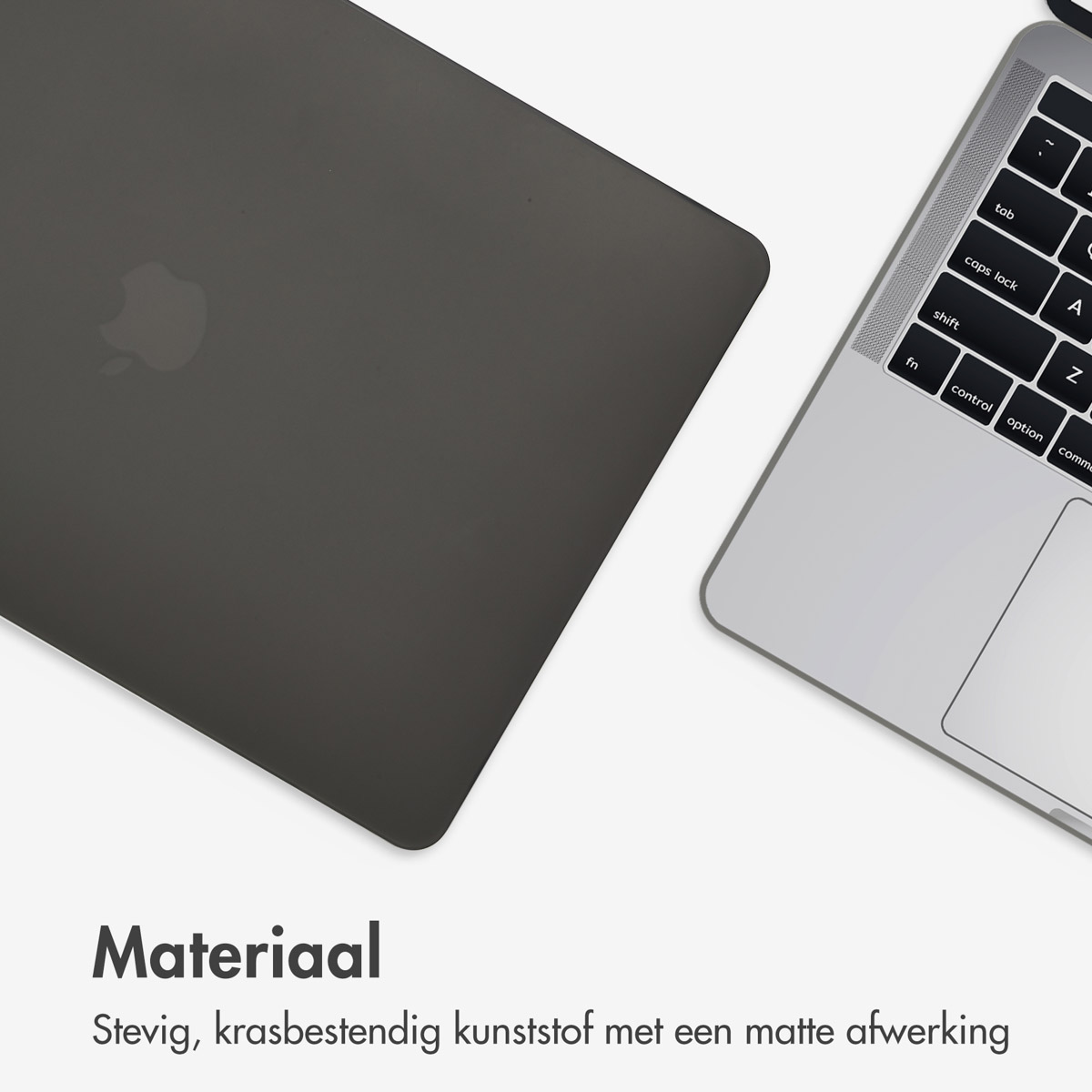 Tapa de portátil gris oscuro y teclado sobre fondo blanco. El logotipo de Apple es visible. El texto dice 'Materiaal'.
