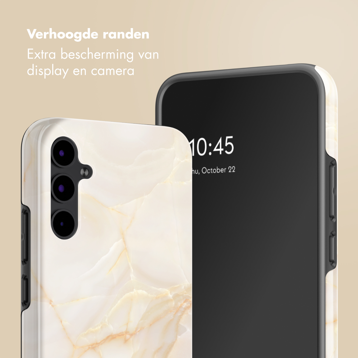 Twee telefoons in hoesjes worden getoond. Eén telefoon toont een marmeren hoesje en de andere een zwart scherm met de tijd.