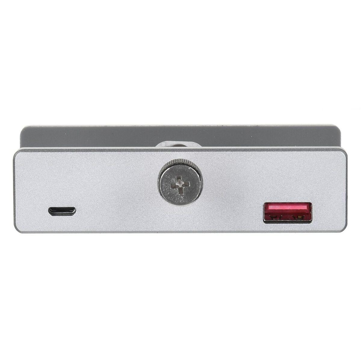 Ein silbernes elektronisches Gerät mit USB-Anschluss, Ladeanschluss und Schraube. Der USB-Anschluss ist rot. Der Hintergrund ist weiß.