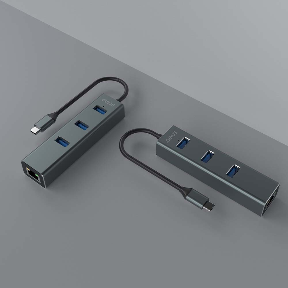 Zwei graue USB-Hubs mit schwarzen Kabeln auf einer grauen Oberfläche. Jeder Hub hat USB-Anschlüsse und den Markennamen 'SAVIO'.