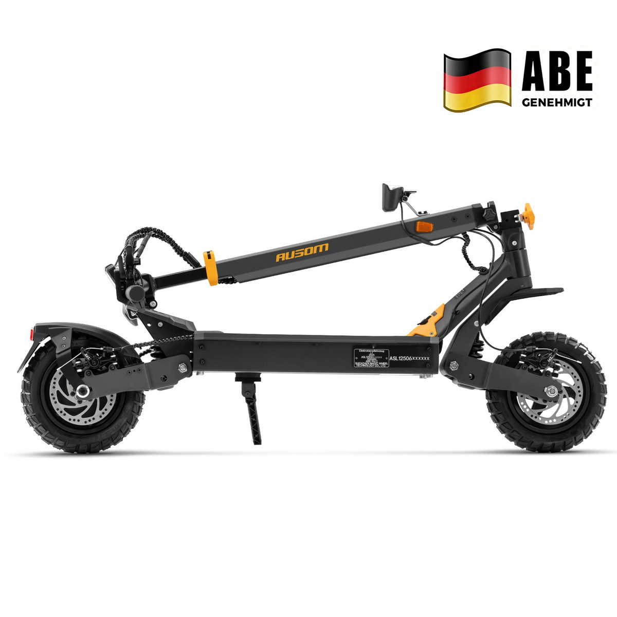 Schwarzer Elektroroller mit orangefarbenen Akzenten, Text AUSOM, deutsche Flagge und ABE GENEHMIGT. Er hat zwei Räder und einen Ständer.