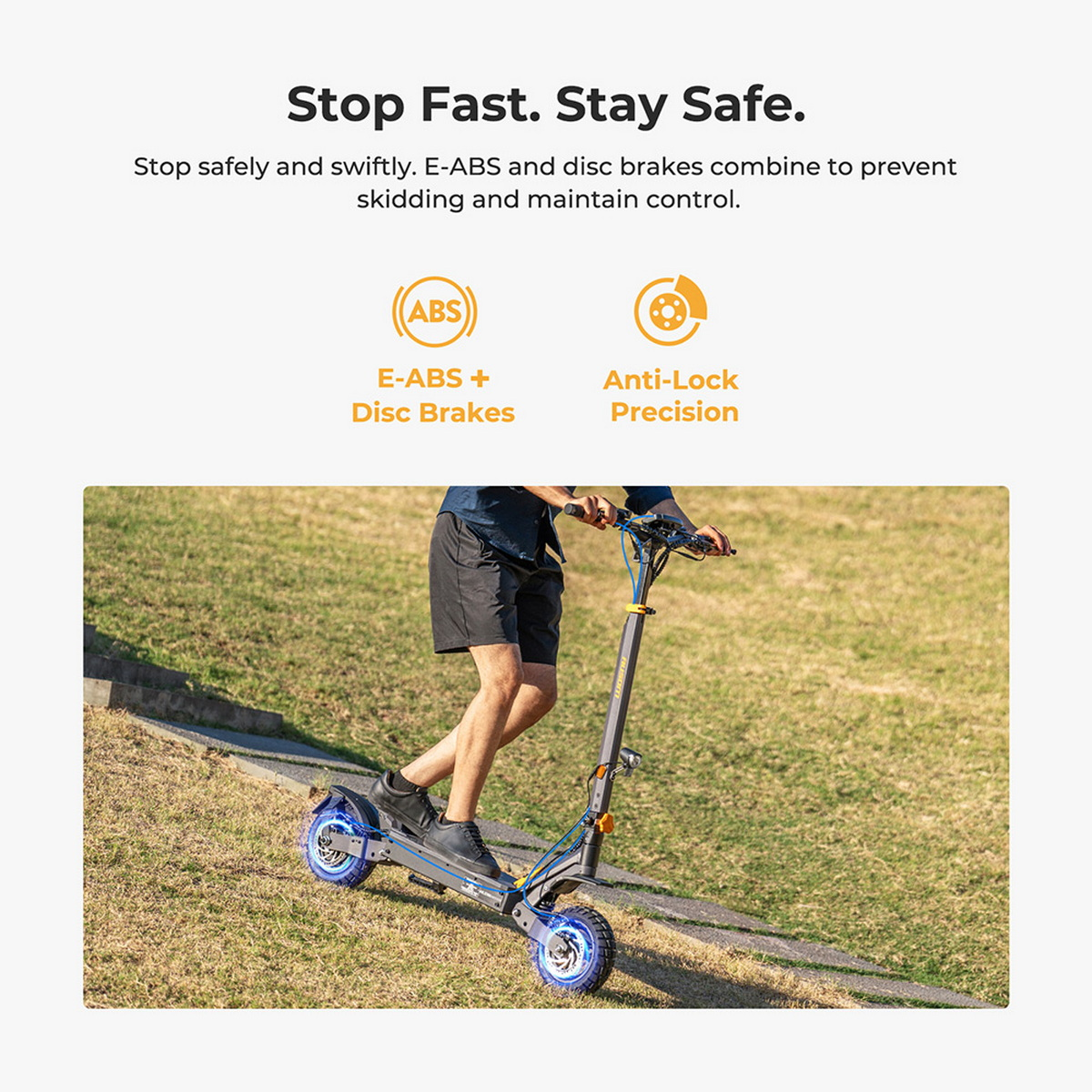 Mann fährt mit einem Roller auf Gras. Der Roller ist grau und blau. Die Person trägt schwarze Shorts. Text: Schnell anhalten. Sicher bleiben.