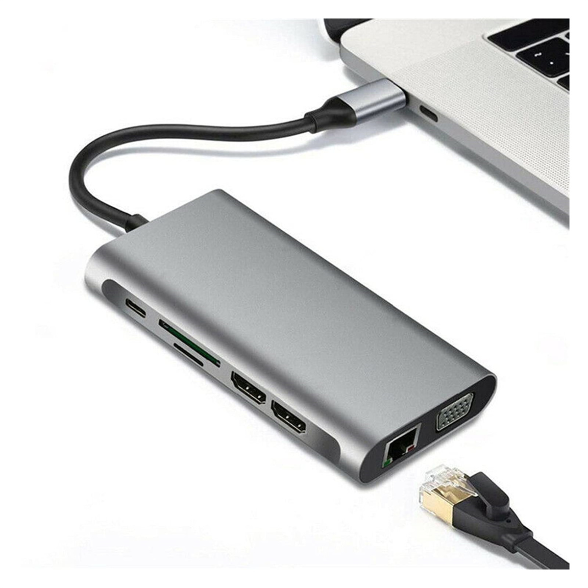 Silberner USB-C-Hub, der mit einem Laptop verbunden ist. Es hat mehrere Anschlüsse und ein Netzwerkkabel.