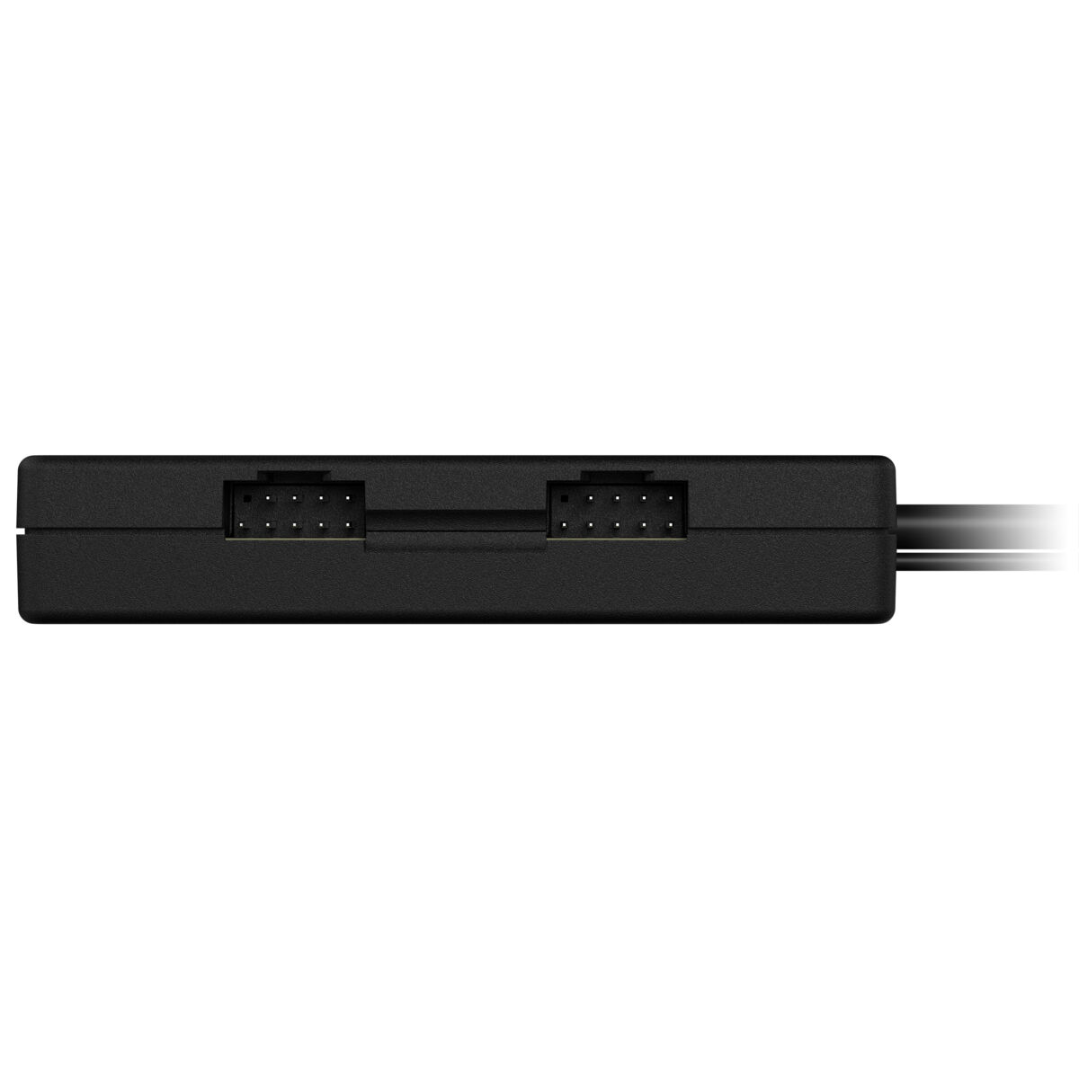 Primo piano di un dispositivo elettronico nero con più connettori a spillo. I cavi si estendono dal lato destro. Lo sfondo è bianco.