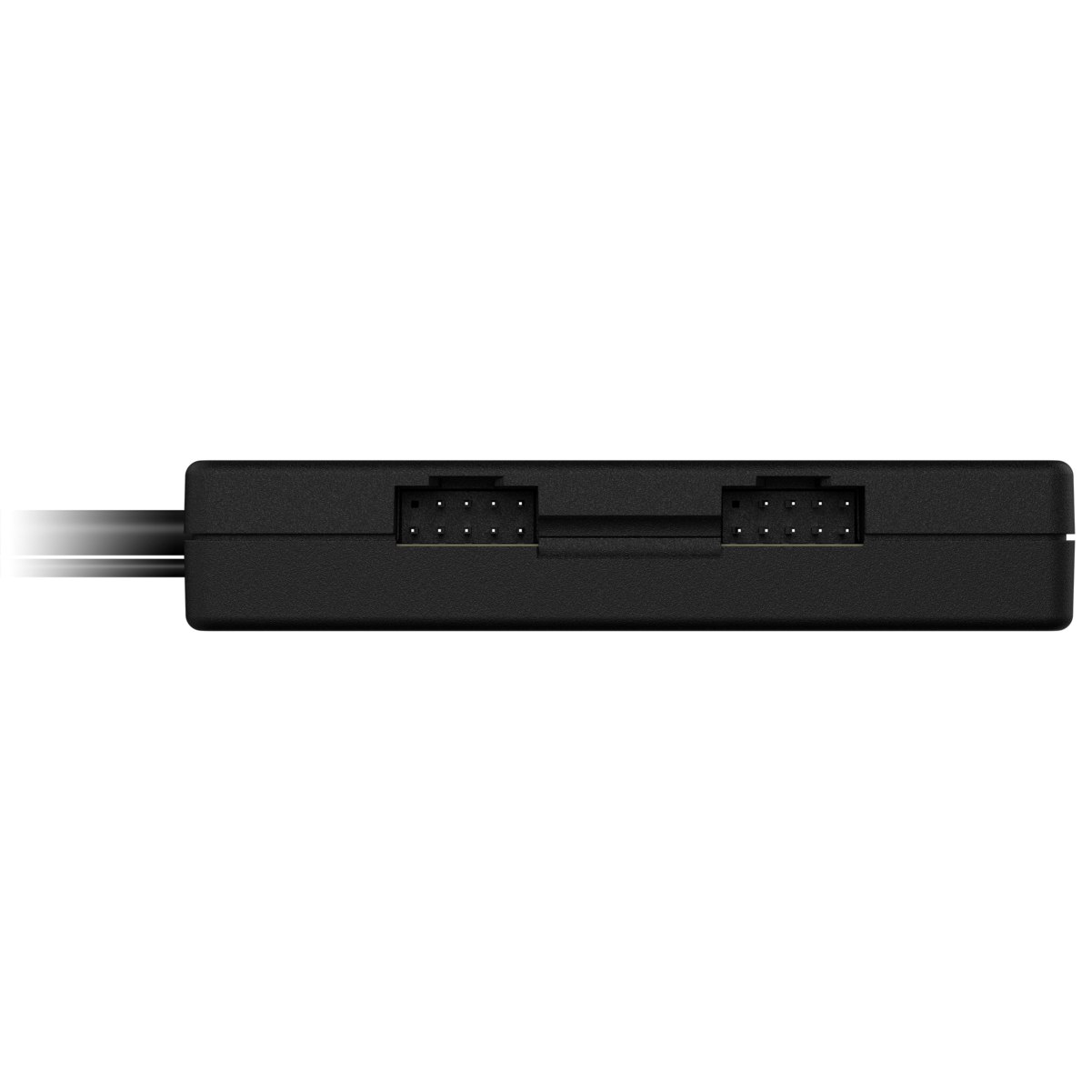 Primo piano di un dispositivo elettronico nero con più connettori a spillo e un cavo nero che si estende verso sinistra.