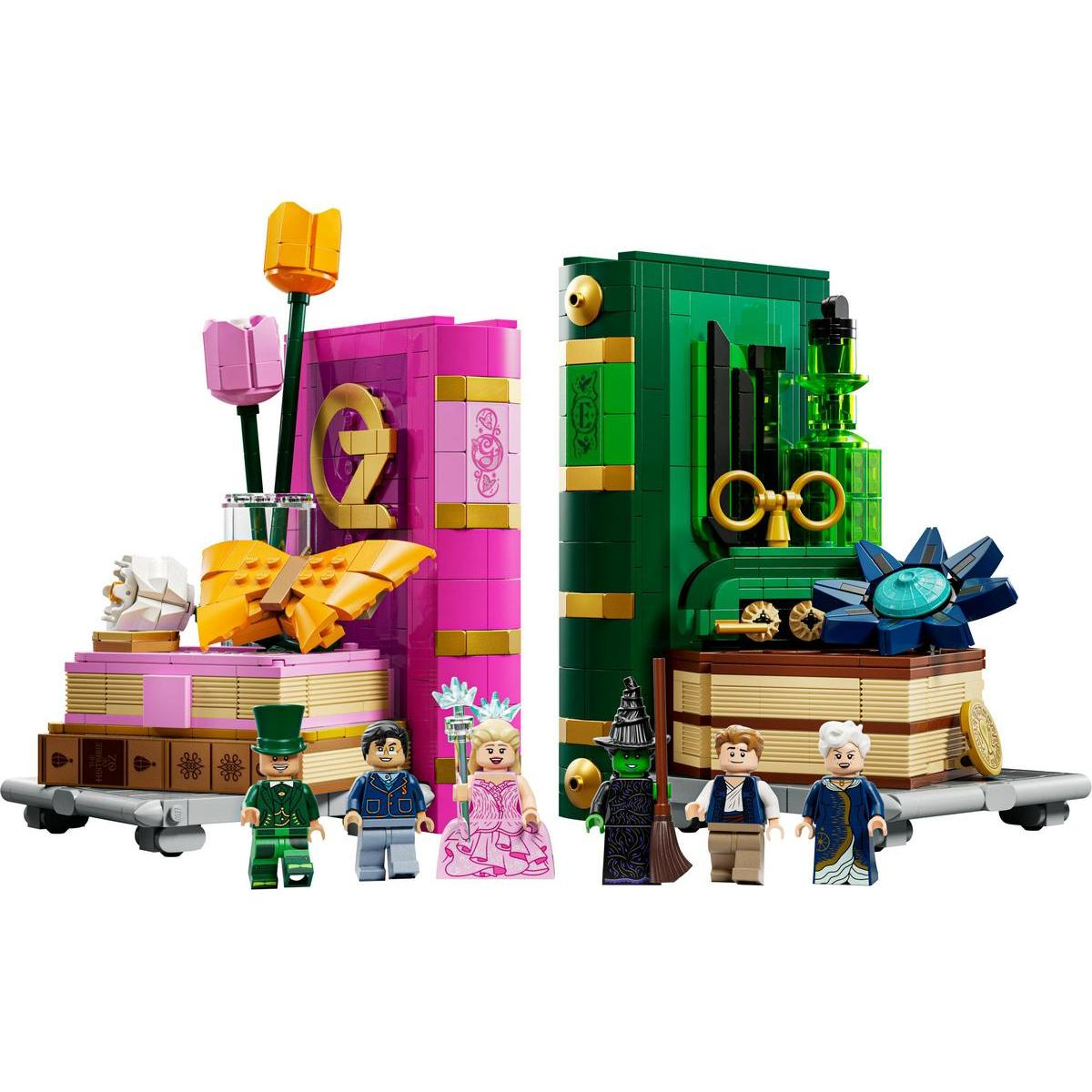 Lego-set met scènes uit De Tovenaar van Oz. Roze en groene boeken met figuren van personages en rekwisieten.