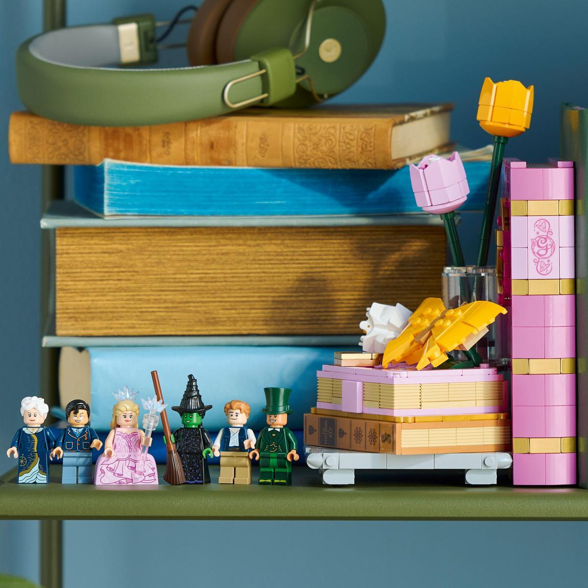 LEGO-set met personages uit de Wizard of Oz, boeken, bloemen en een groene plank. Er is ook een groene koptelefoon.