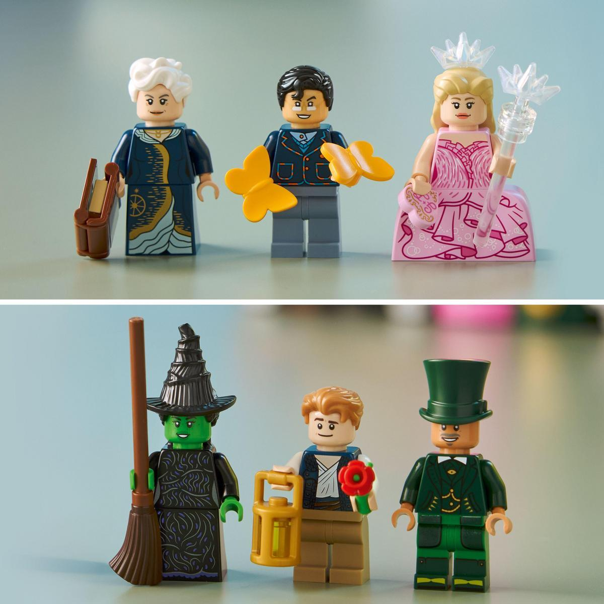 Lego-figuren uit The Wizard of Oz: Glinda, Vogelverschrikker en de Boze Heks, met de Tovenaar, Dorothy en de Goede Heks.
