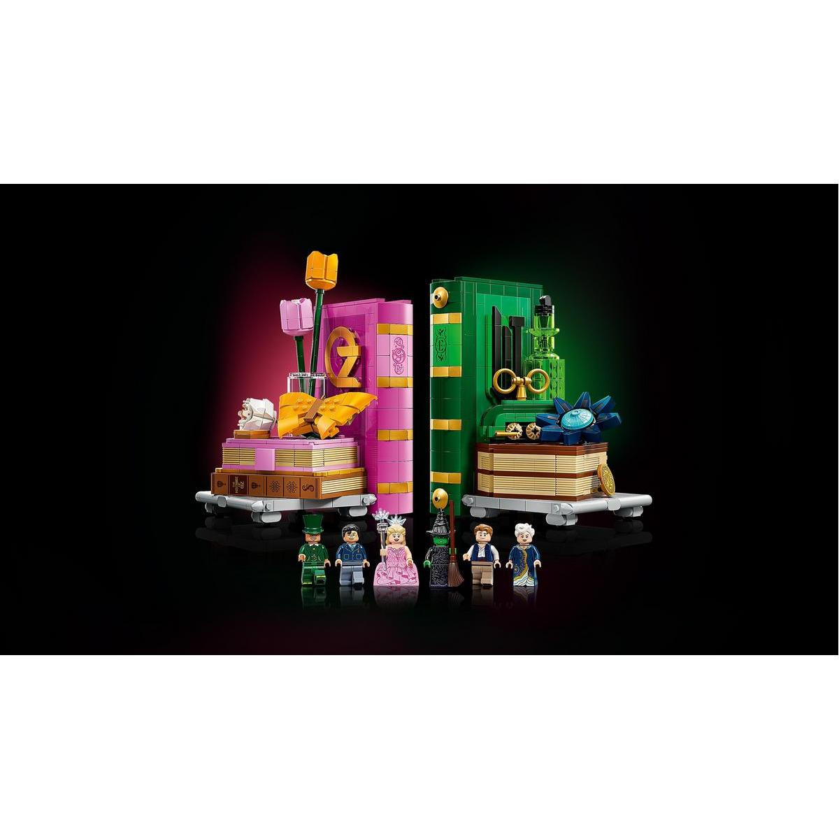 LEGO set met roze en groene boekensteunen, bloemen en figuren uit De Tovenaar van Oz. Figuren: Dorothy, Vogelverschrikker, Blikken Man en anderen.