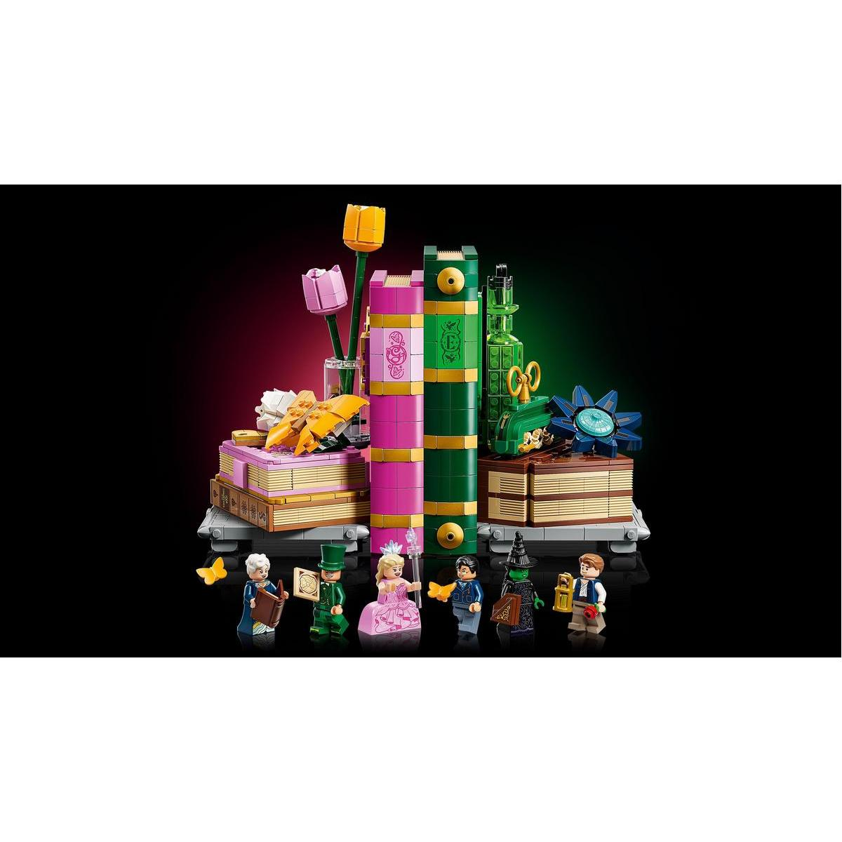 Een Lego-diorama van De Tovenaar van Oz. Het bevat de personages en elementen uit het verhaal, waaronder boeken en bloemen.