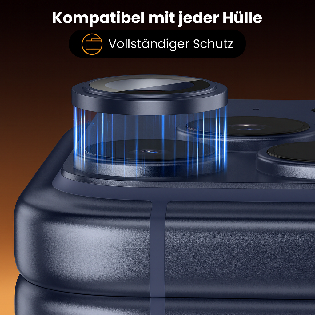 Nahaufnahme eines dunkelblauen Telefons. Ein klarer, blau leuchtender Kameraschutz steht im Fokus. Text oben lautet 'Kompatibel mit jeder Hülle'.