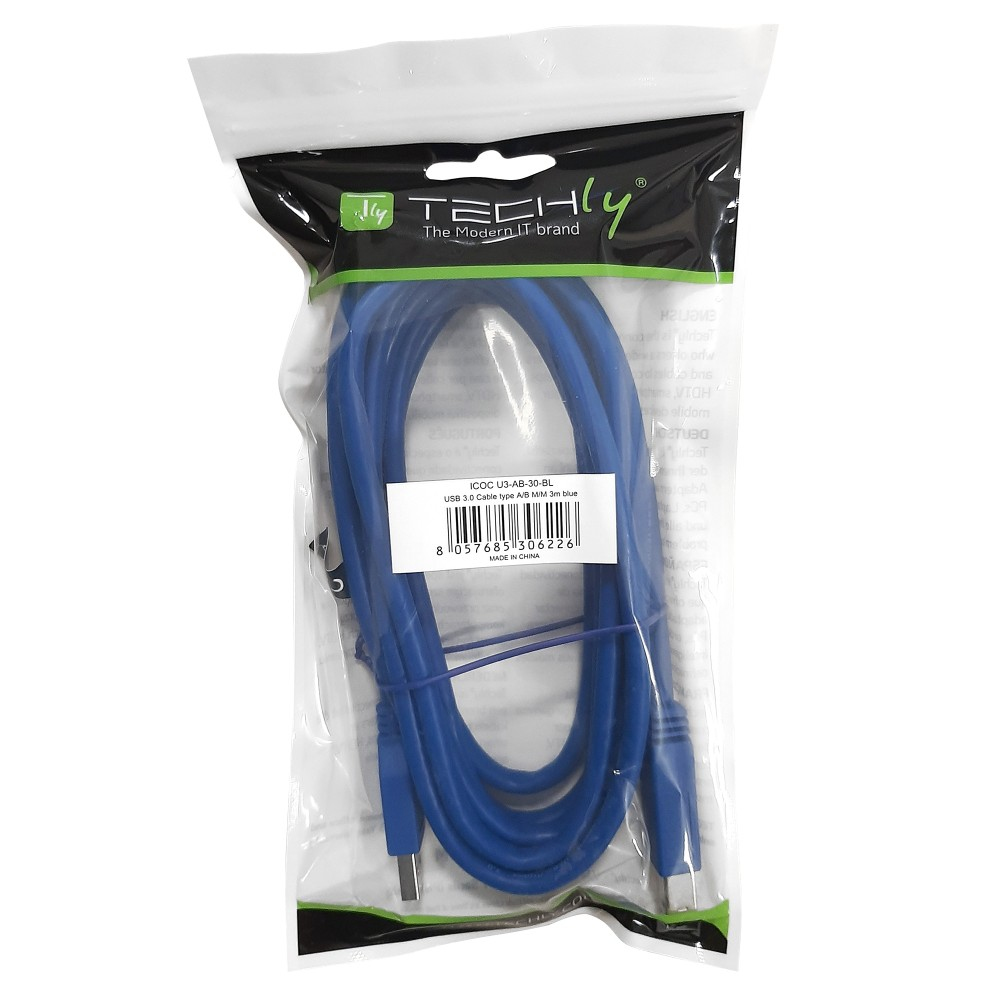 Un cavo USB blu in una confezione di plastica trasparente. La confezione ha un'etichetta bianca con i dettagli del prodotto e il logo del marchio.