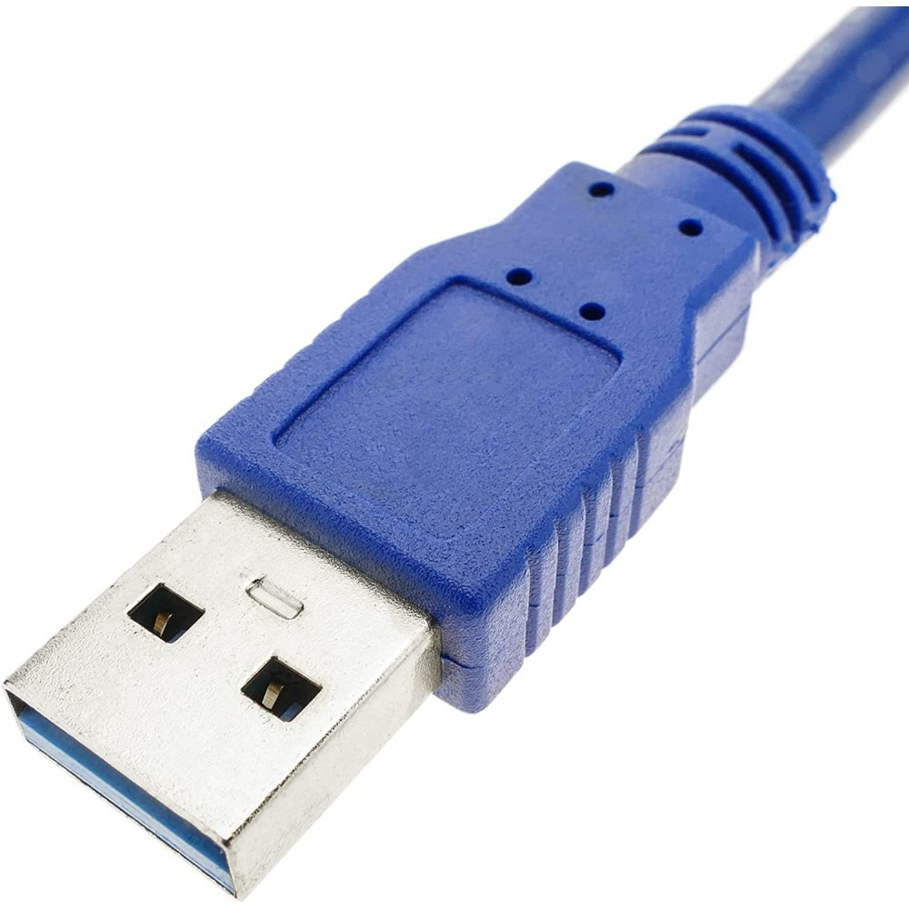 Primo piano di un cavo USB 3.0 blu. Il connettore è argentato e il cavo è blu. È su sfondo bianco.