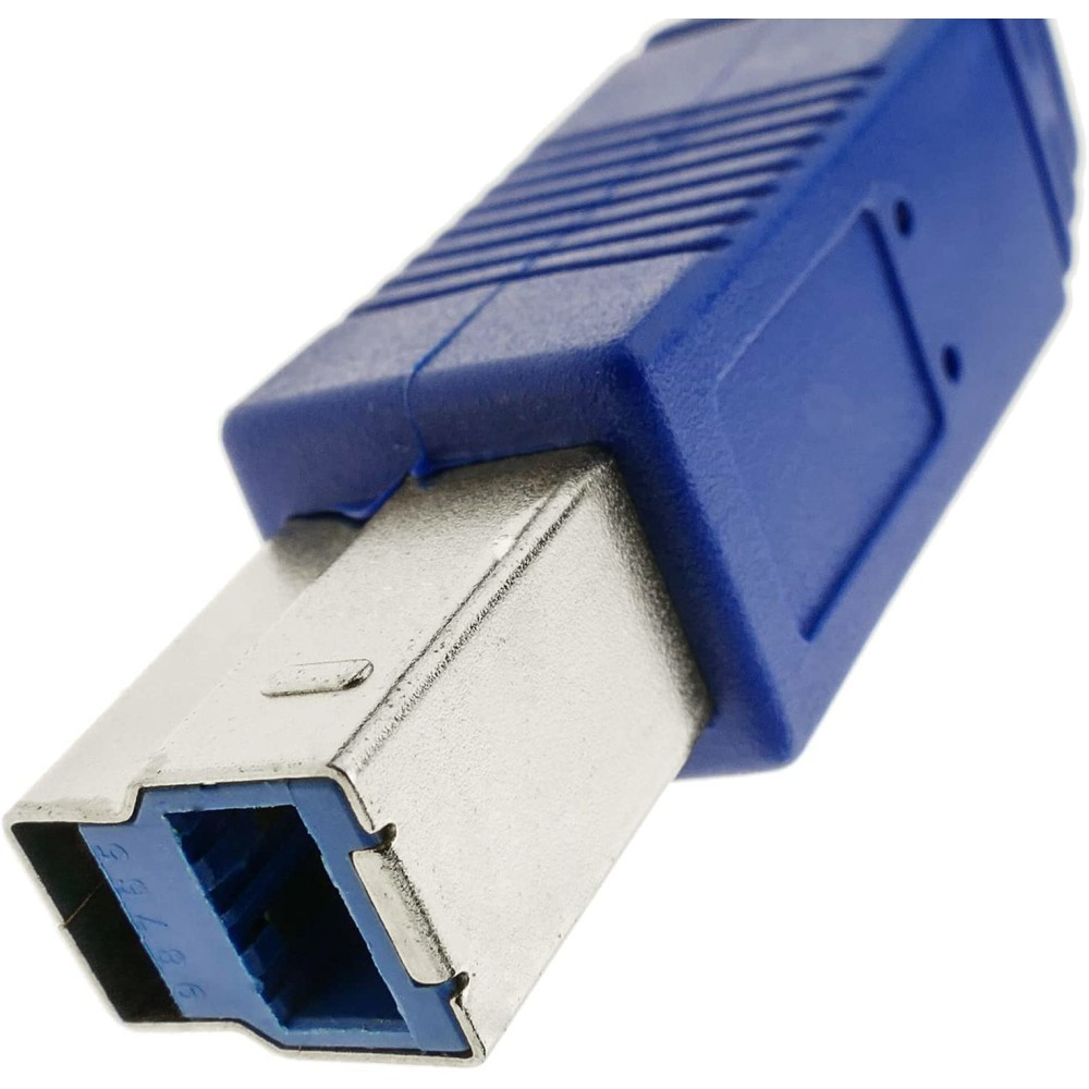 Primo piano di un connettore USB blu e argento. L'alloggiamento in plastica è blu e la parte metallica è argentata.