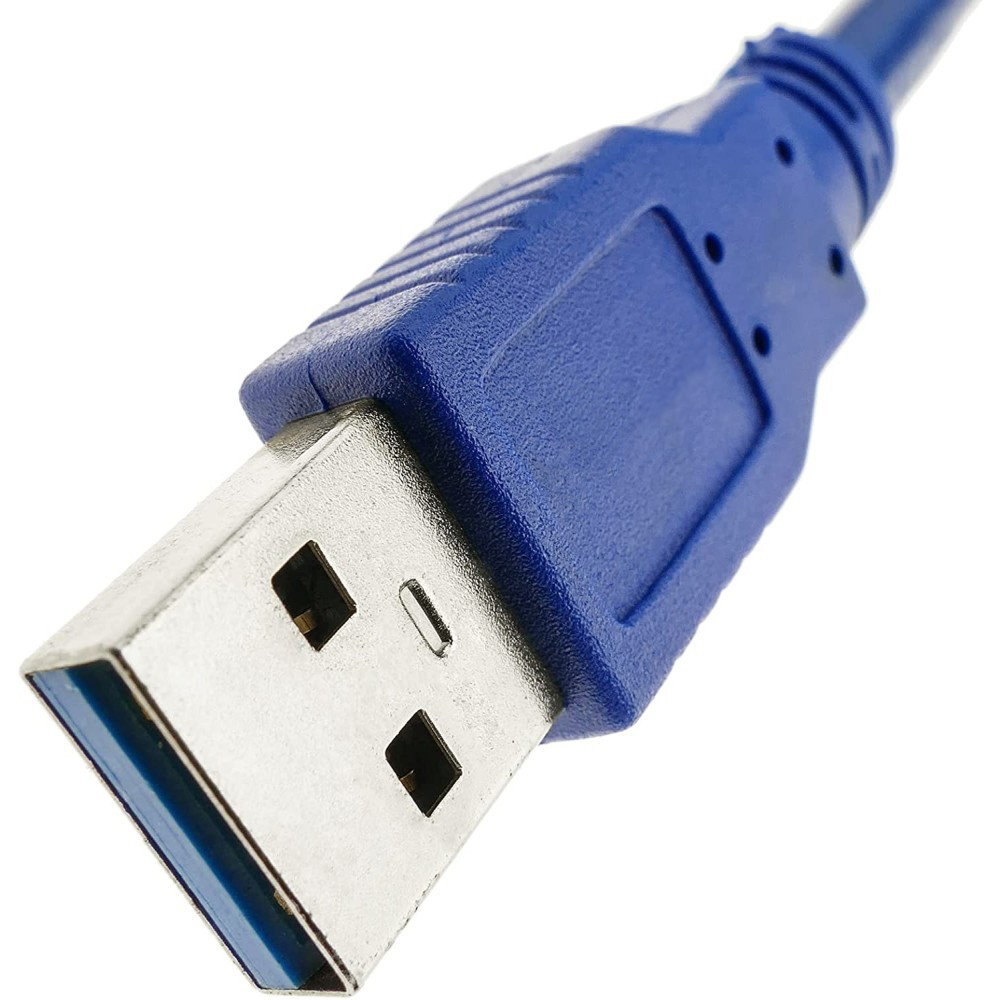 Primo piano di un cavo USB 3.0 blu. Il connettore è argentato, con interno blu. Il cavo è su sfondo bianco.
